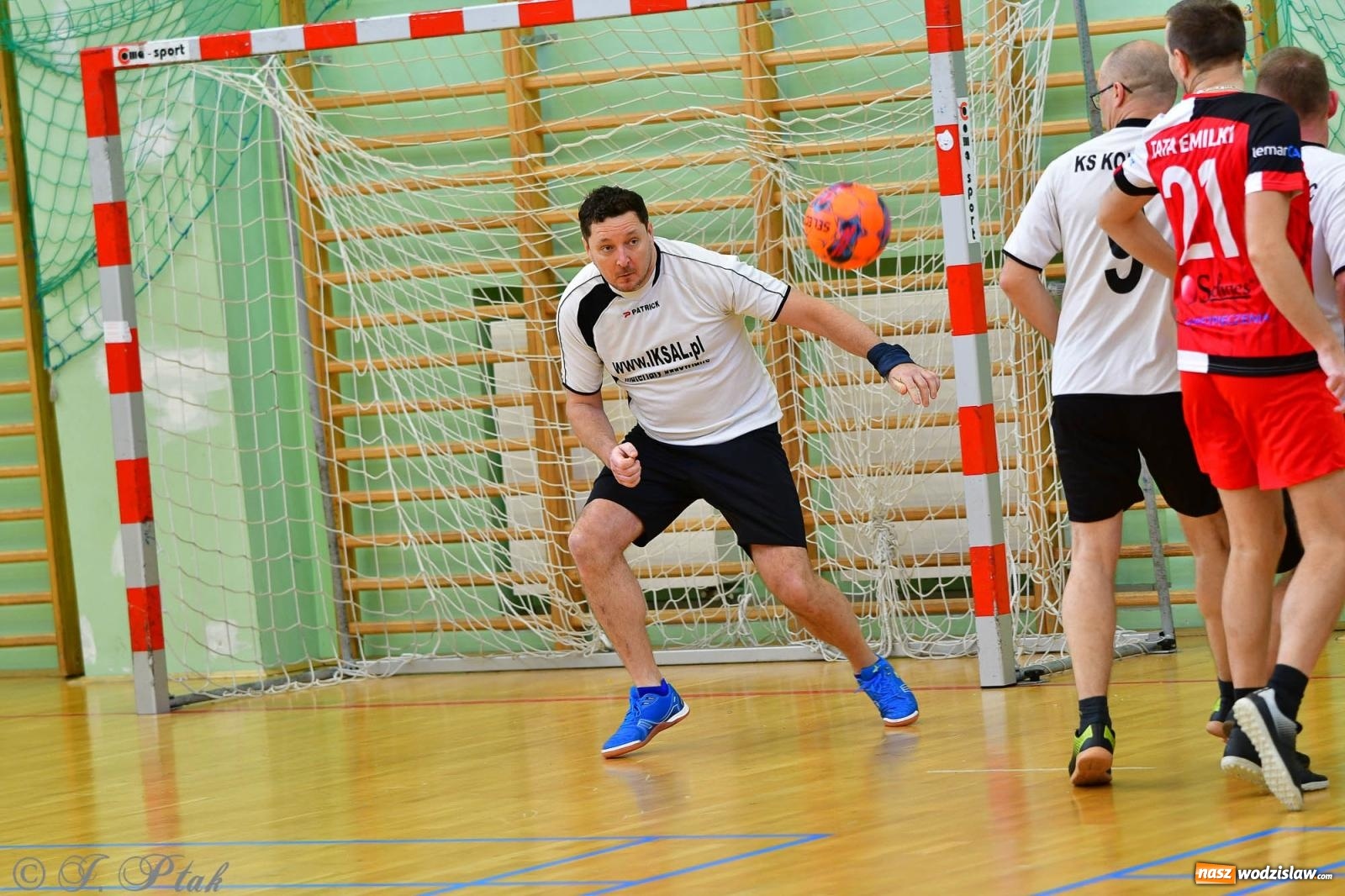 Zdjęcie w galerii na portalu naszwodzislaw.com: Rodzice młodych piłkarzy rywalizowali w hali OSiR Racibórz [FOTO] wiadomości z regionu