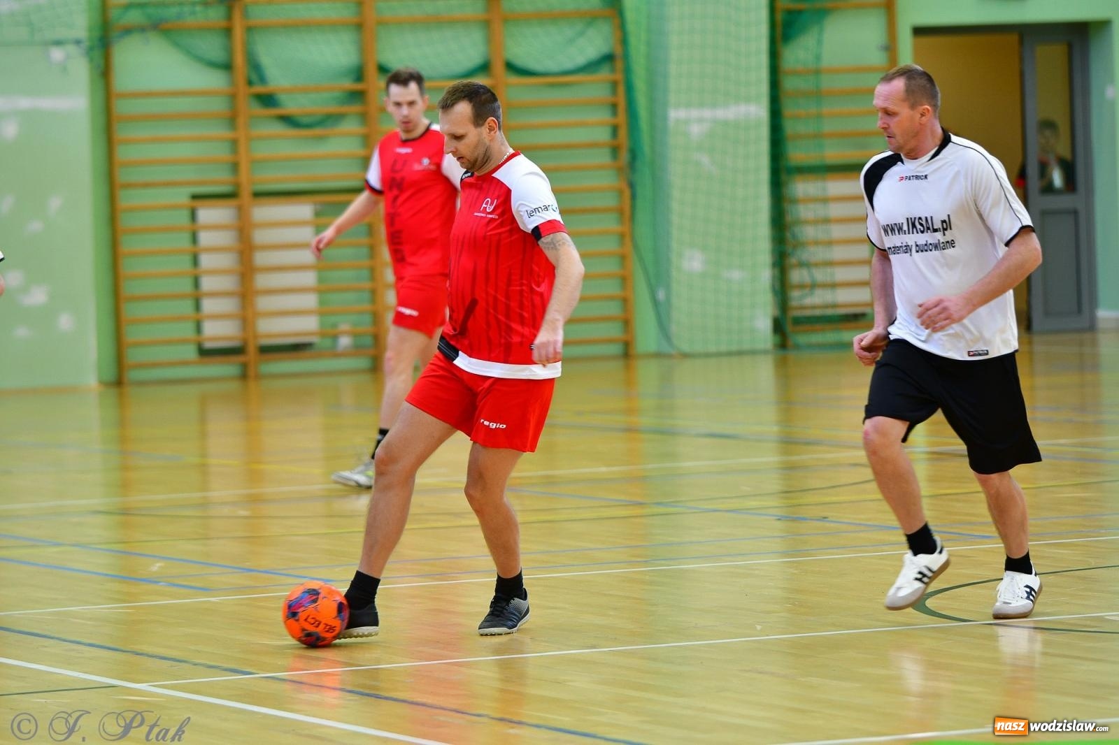 Zdjęcie w galerii na portalu naszwodzislaw.com: Rodzice młodych piłkarzy rywalizowali w hali OSiR Racibórz [FOTO] wiadomości z regionu