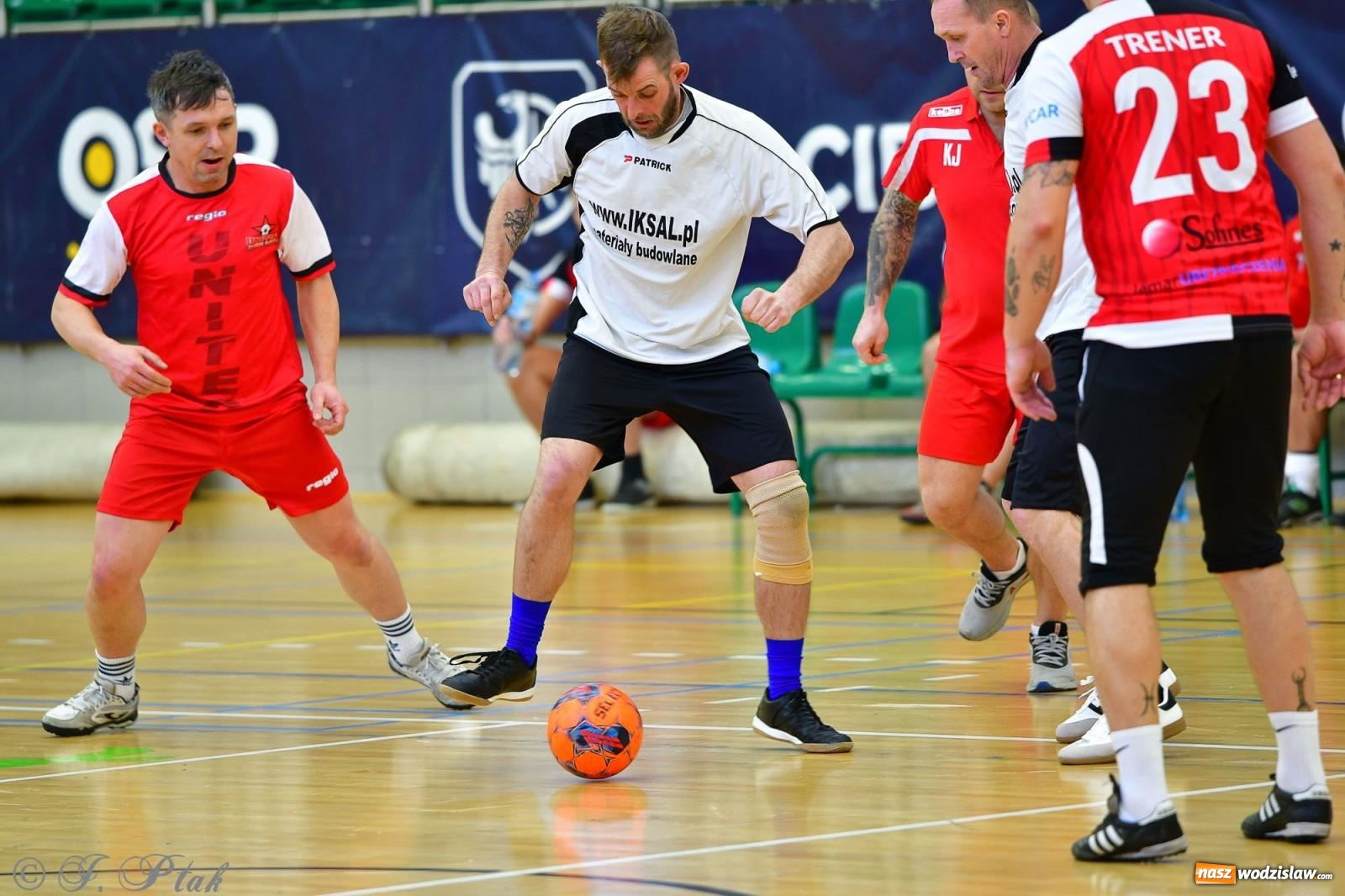 Zdjęcie w galerii na portalu naszwodzislaw.com: Rodzice młodych piłkarzy rywalizowali w hali OSiR Racibórz [FOTO] wiadomości z regionu