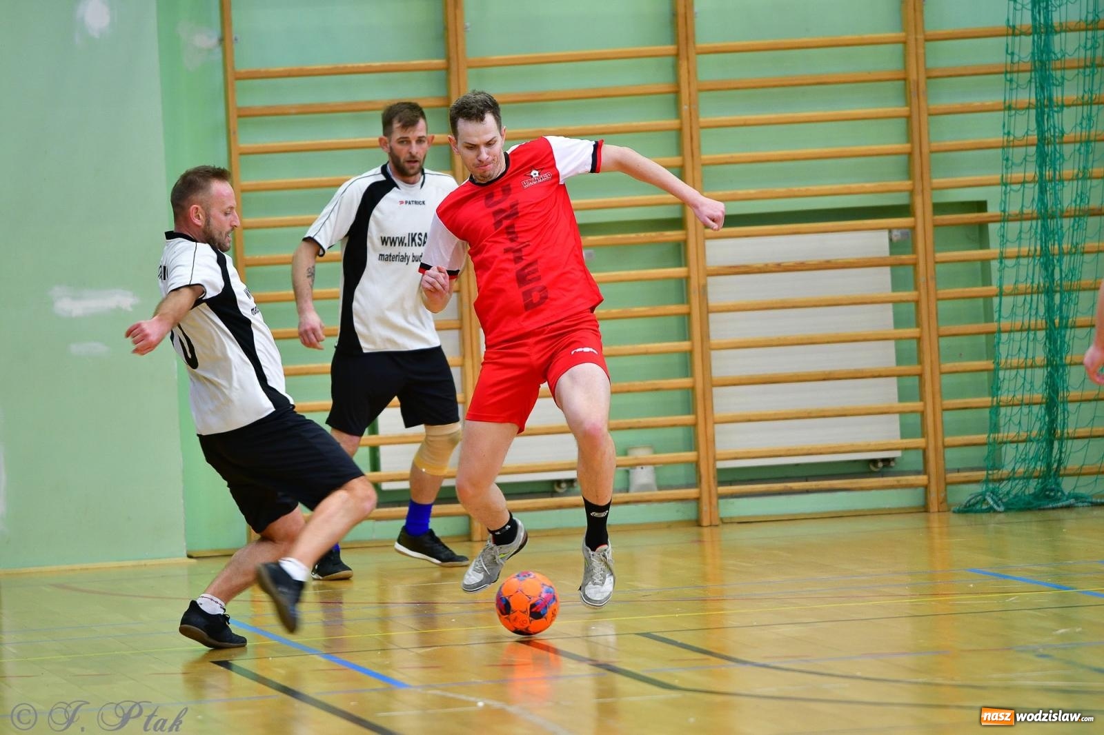 Zdjęcie w galerii na portalu naszwodzislaw.com: Rodzice młodych piłkarzy rywalizowali w hali OSiR Racibórz [FOTO] wiadomości z regionu