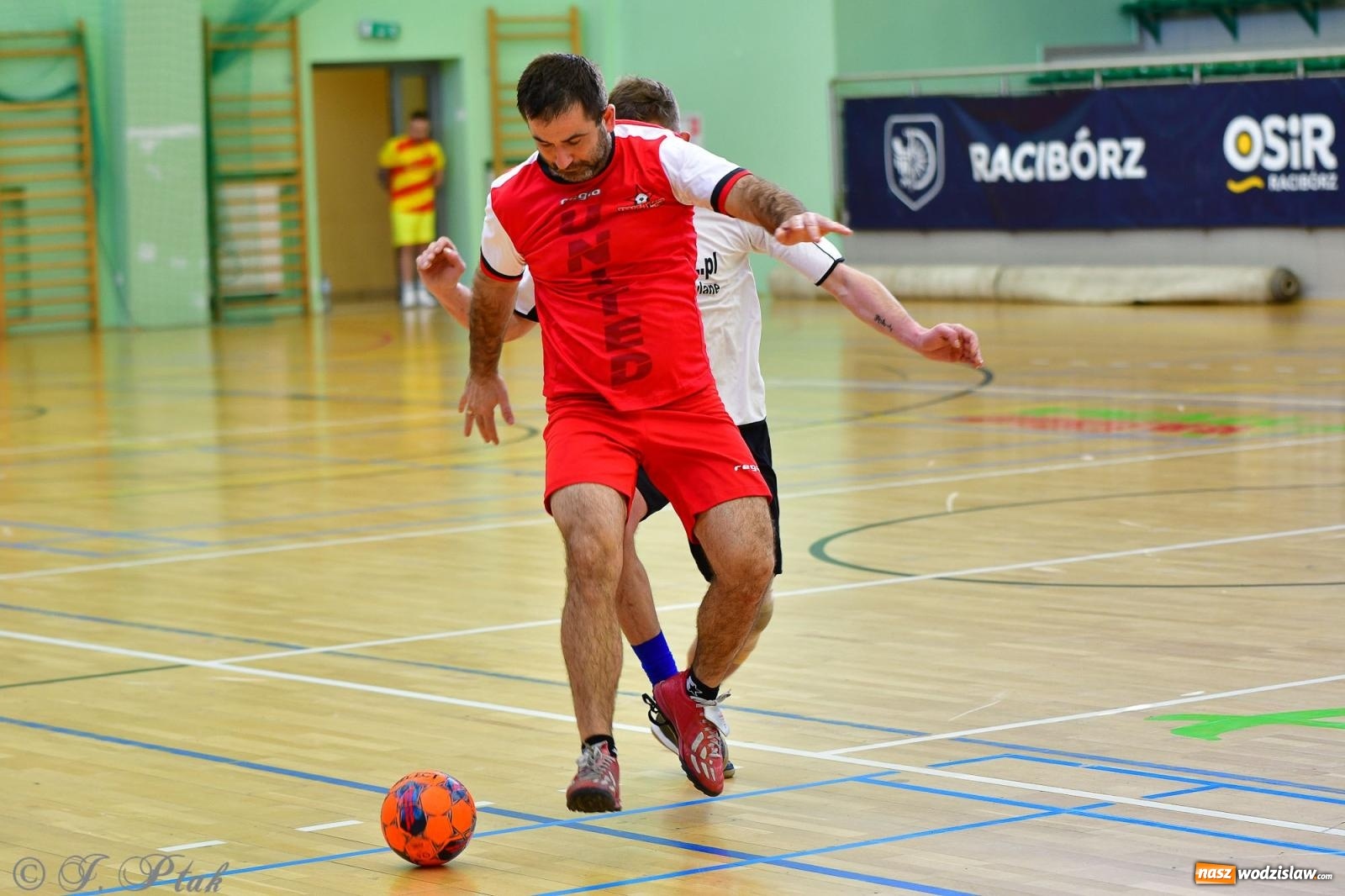 Zdjęcie w galerii na portalu naszwodzislaw.com: Rodzice młodych piłkarzy rywalizowali w hali OSiR Racibórz [FOTO] wiadomości z regionu