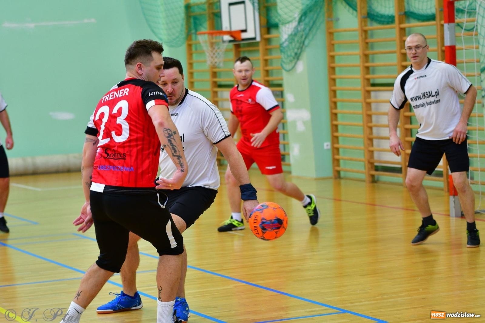 Zdjęcie w galerii na portalu naszwodzislaw.com: Rodzice młodych piłkarzy rywalizowali w hali OSiR Racibórz [FOTO] wiadomości z regionu