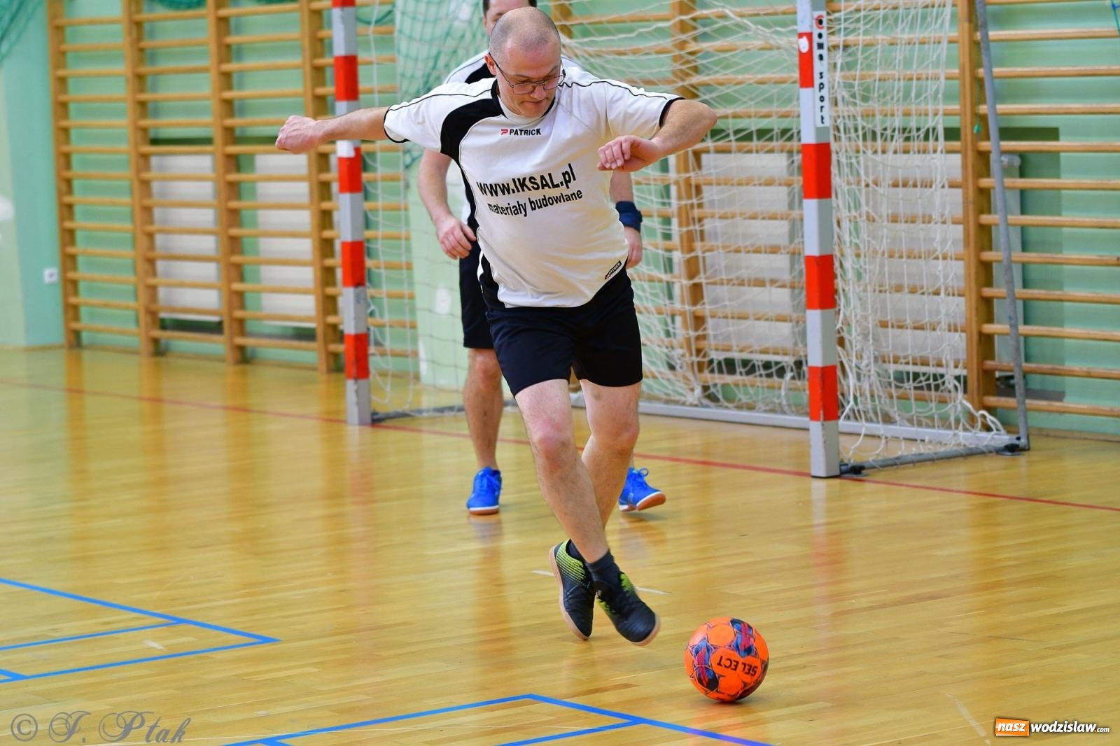 Zdjęcie w galerii na portalu naszwodzislaw.com: Rodzice młodych piłkarzy rywalizowali w hali OSiR Racibórz [FOTO] wiadomości z regionu