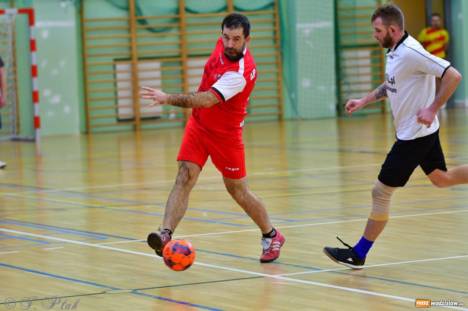 Zdjęcie w galerii na portalu naszwodzislaw.com: Rodzice młodych piłkarzy rywalizowali w hali OSiR Racibórz [FOTO] wiadomości z regionu