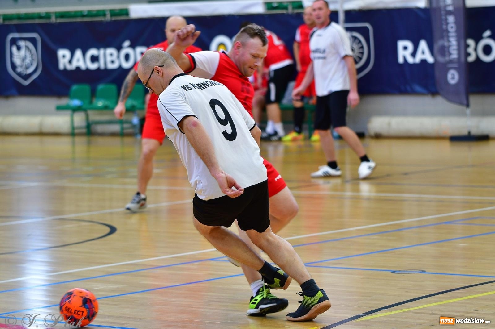 Zdjęcie w galerii na portalu naszwodzislaw.com: Rodzice młodych piłkarzy rywalizowali w hali OSiR Racibórz [FOTO] wiadomości z regionu