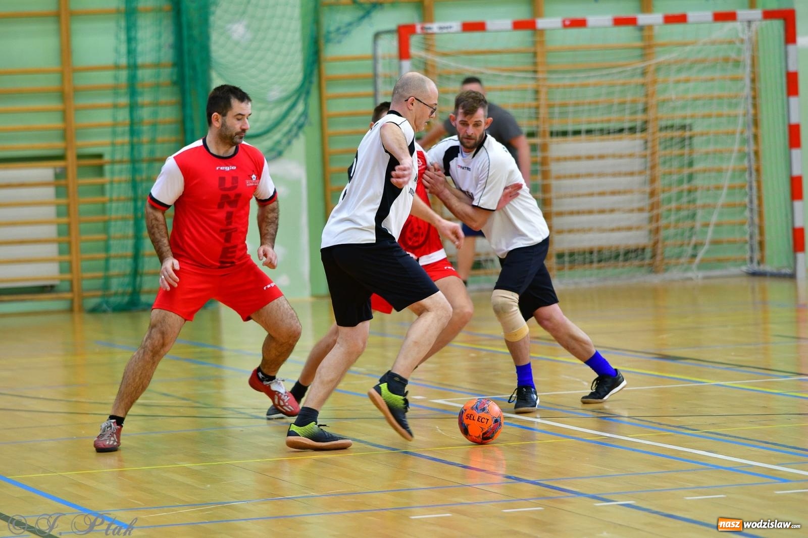 Zdjęcie w galerii na portalu naszwodzislaw.com: Rodzice młodych piłkarzy rywalizowali w hali OSiR Racibórz [FOTO] wiadomości z regionu
