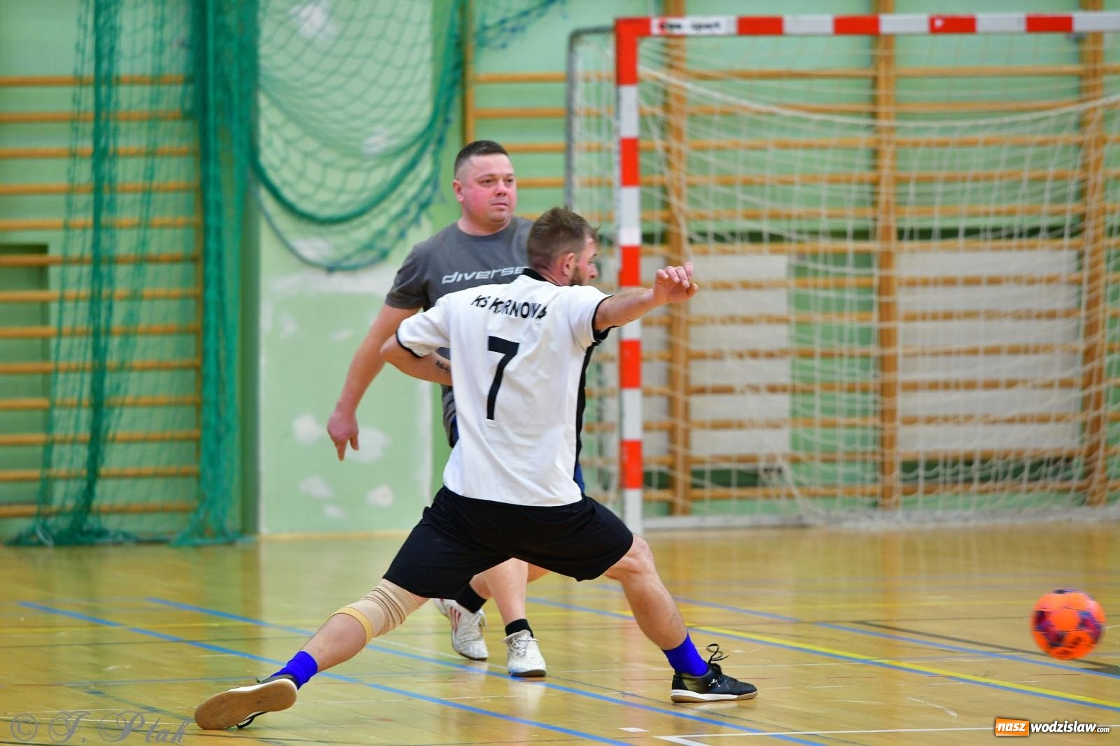 Zdjęcie w galerii na portalu naszwodzislaw.com: Rodzice młodych piłkarzy rywalizowali w hali OSiR Racibórz [FOTO] wiadomości z regionu