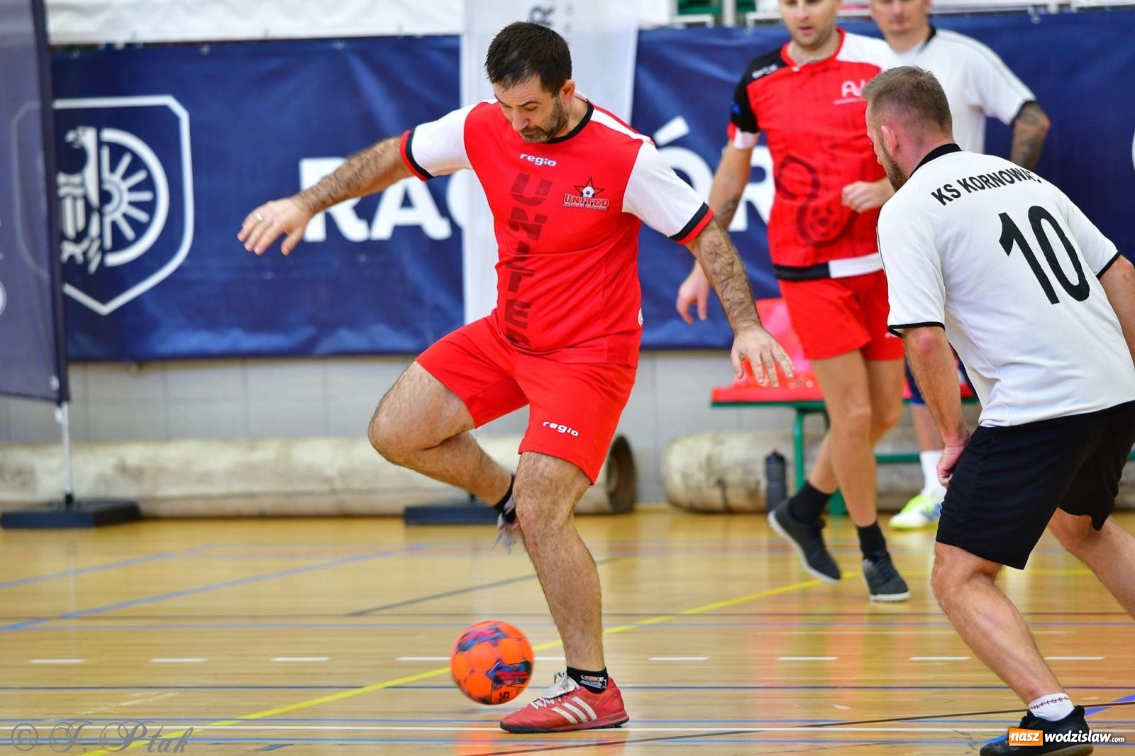 Zdjęcie w galerii na portalu naszwodzislaw.com: Rodzice młodych piłkarzy rywalizowali w hali OSiR Racibórz [FOTO] wiadomości z regionu