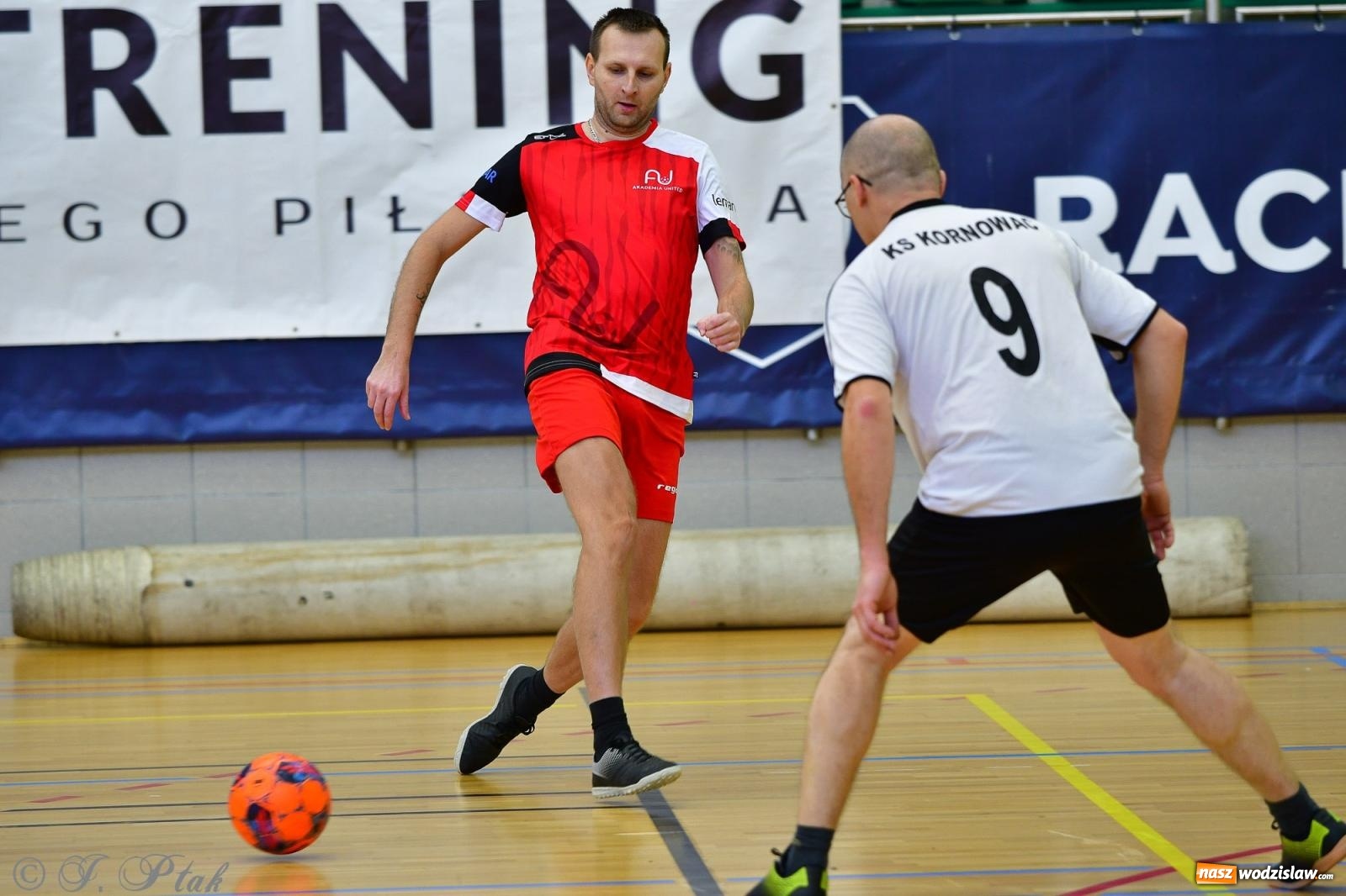 Zdjęcie w galerii na portalu naszwodzislaw.com: Rodzice młodych piłkarzy rywalizowali w hali OSiR Racibórz [FOTO] wiadomości z regionu