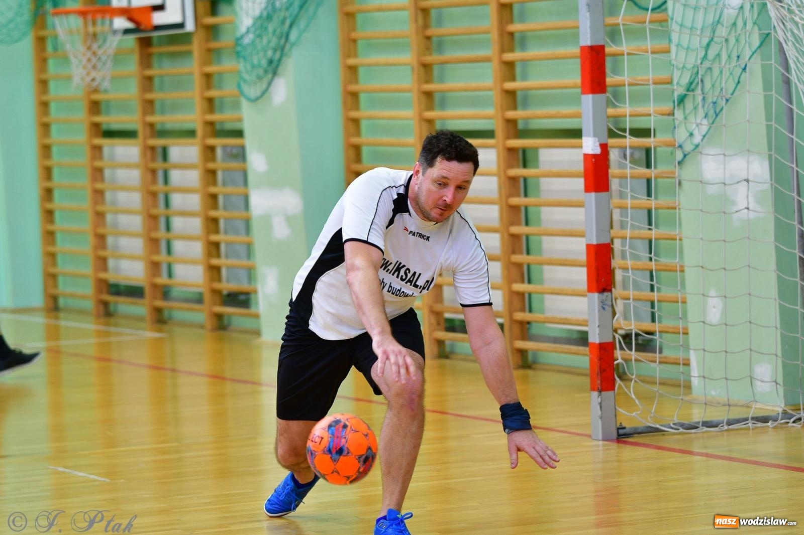 Zdjęcie w galerii na portalu naszwodzislaw.com: Rodzice młodych piłkarzy rywalizowali w hali OSiR Racibórz [FOTO] wiadomości z regionu