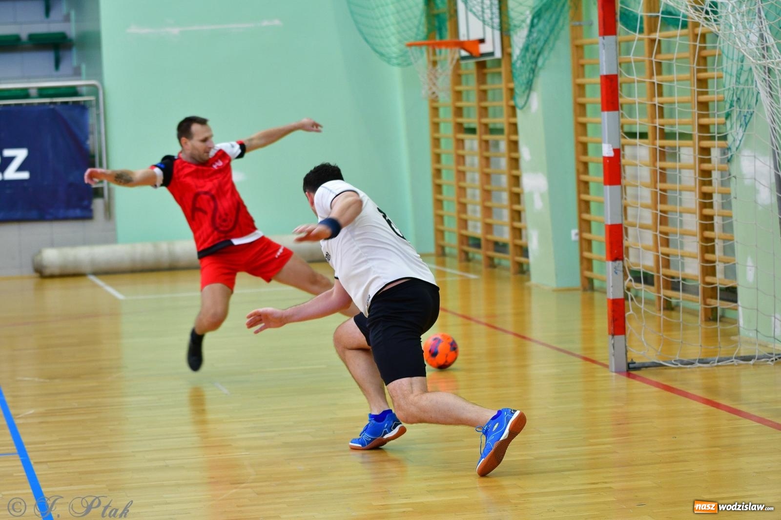 Zdjęcie w galerii na portalu naszwodzislaw.com: Rodzice młodych piłkarzy rywalizowali w hali OSiR Racibórz [FOTO] wiadomości z regionu