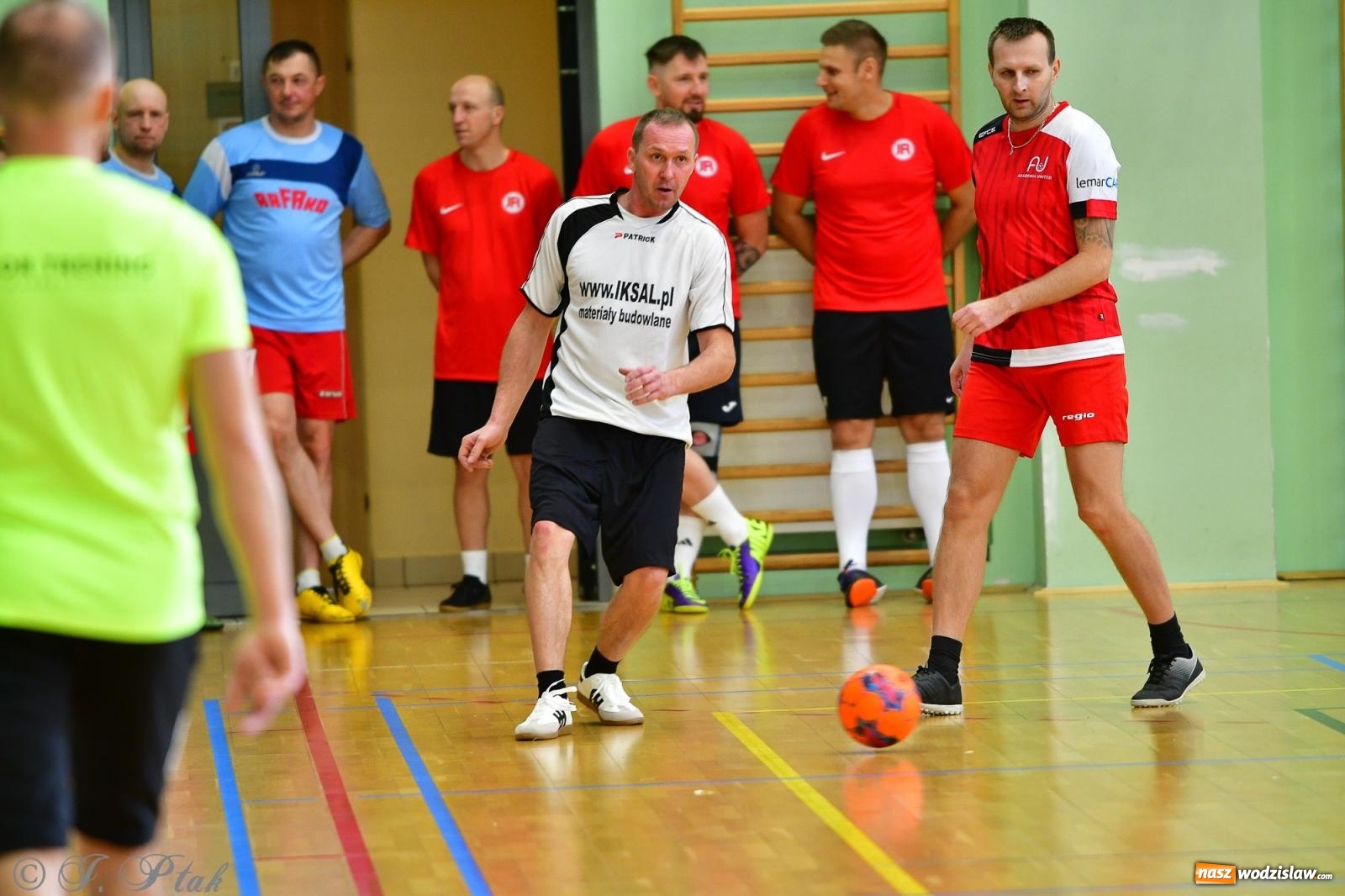 Zdjęcie w galerii na portalu naszwodzislaw.com: Rodzice młodych piłkarzy rywalizowali w hali OSiR Racibórz [FOTO] wiadomości z regionu