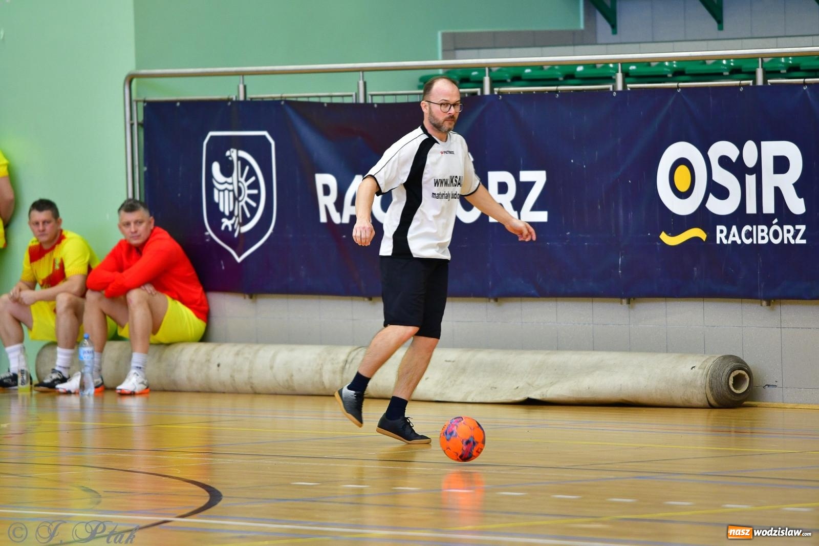 Zdjęcie w galerii na portalu naszwodzislaw.com: Rodzice młodych piłkarzy rywalizowali w hali OSiR Racibórz [FOTO] wiadomości z regionu