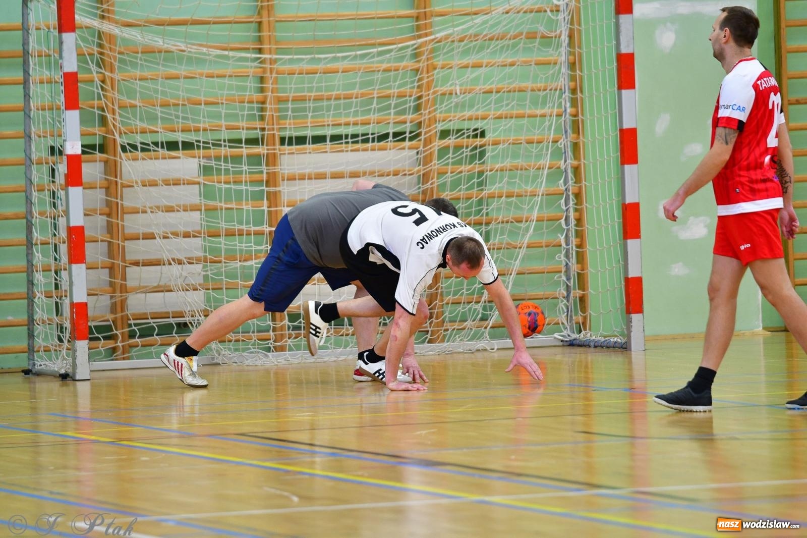Zdjęcie w galerii na portalu naszwodzislaw.com: Rodzice młodych piłkarzy rywalizowali w hali OSiR Racibórz [FOTO] wiadomości z regionu