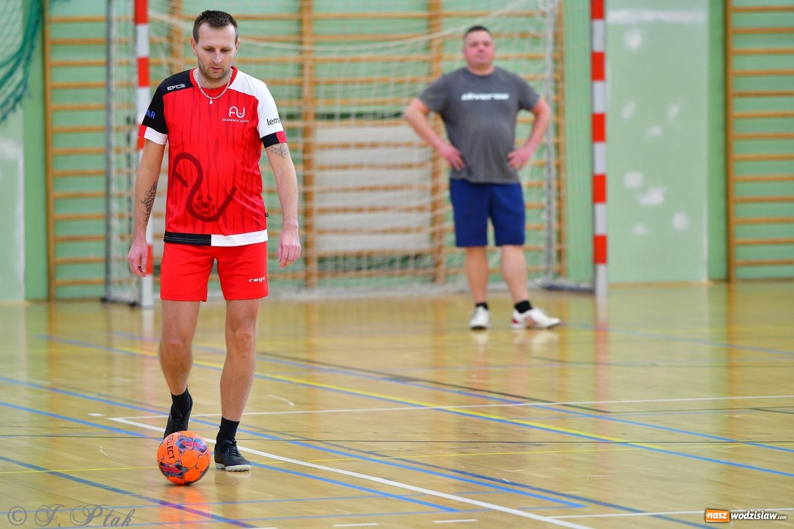 Zdjęcie w galerii na portalu naszwodzislaw.com: Rodzice młodych piłkarzy rywalizowali w hali OSiR Racibórz [FOTO] wiadomości z regionu