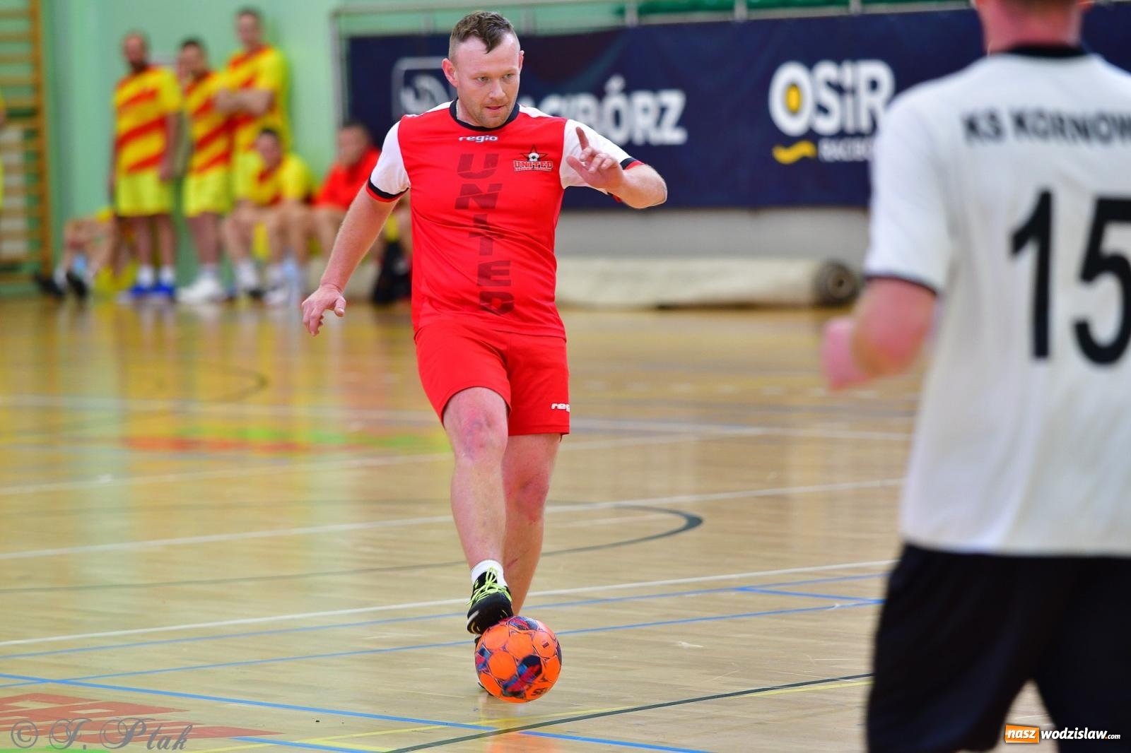 Zdjęcie w galerii na portalu naszwodzislaw.com: Rodzice młodych piłkarzy rywalizowali w hali OSiR Racibórz [FOTO] wiadomości z regionu