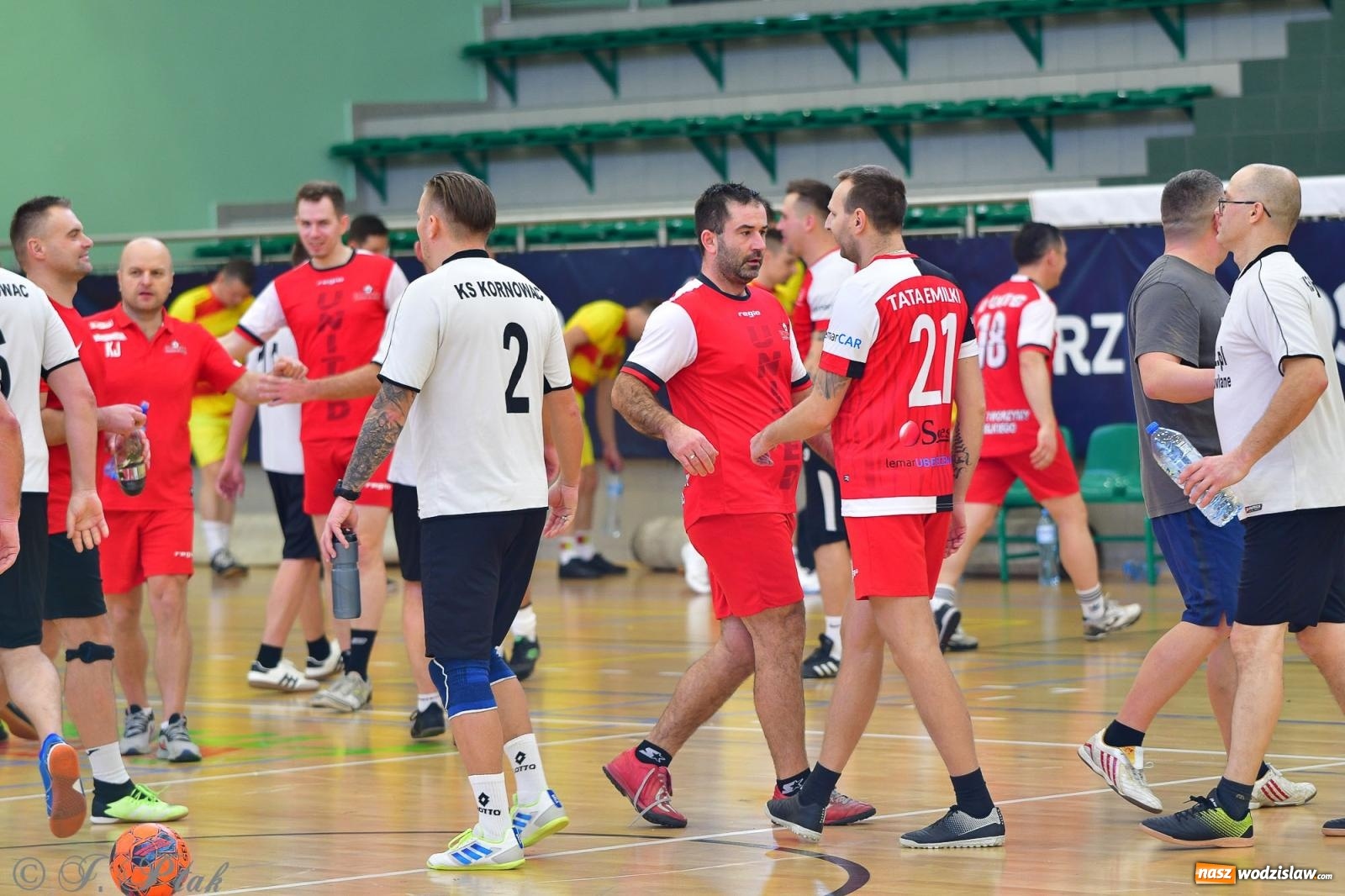 Zdjęcie w galerii na portalu naszwodzislaw.com: Rodzice młodych piłkarzy rywalizowali w hali OSiR Racibórz [FOTO] wiadomości z regionu