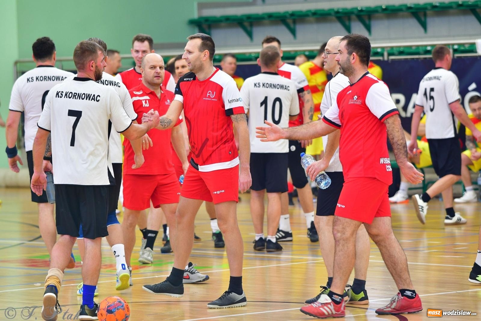 Zdjęcie w galerii na portalu naszwodzislaw.com: Rodzice młodych piłkarzy rywalizowali w hali OSiR Racibórz [FOTO] wiadomości z regionu