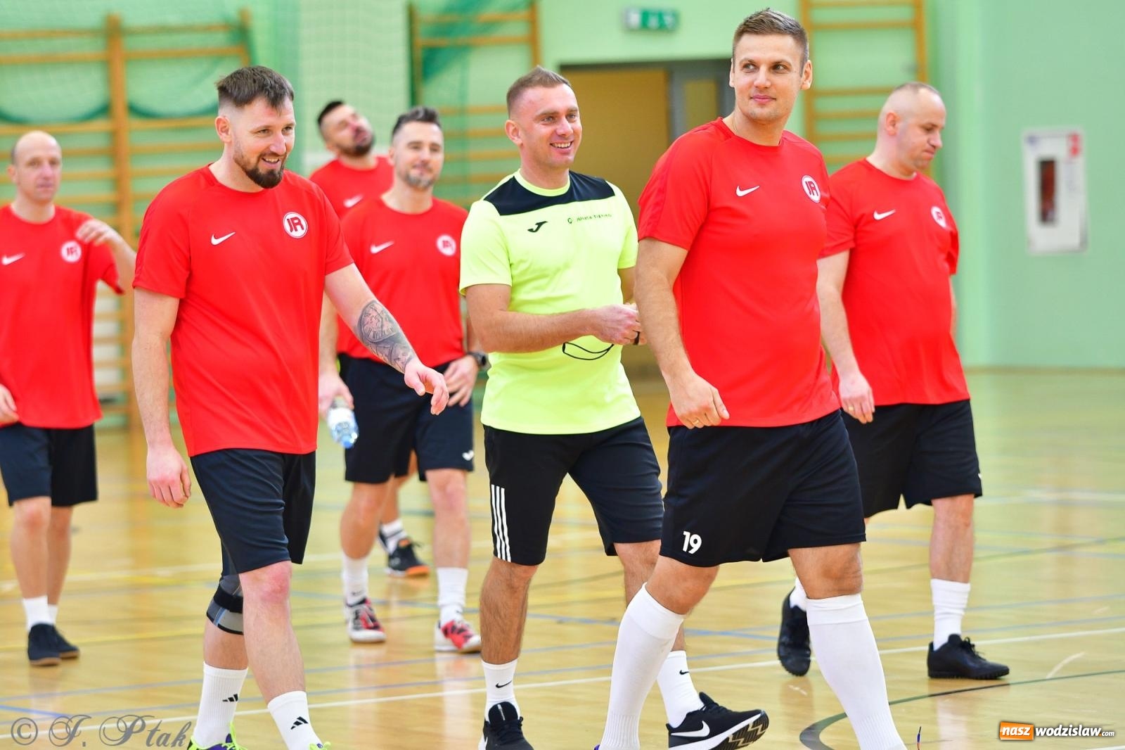 Zdjęcie w galerii na portalu naszwodzislaw.com: Rodzice młodych piłkarzy rywalizowali w hali OSiR Racibórz [FOTO] wiadomości z regionu