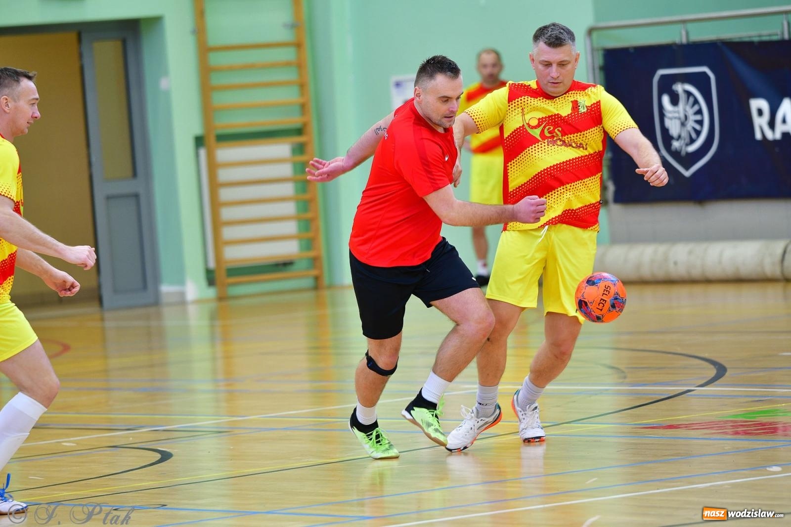 Zdjęcie w galerii na portalu naszwodzislaw.com: Rodzice młodych piłkarzy rywalizowali w hali OSiR Racibórz [FOTO] wiadomości z regionu