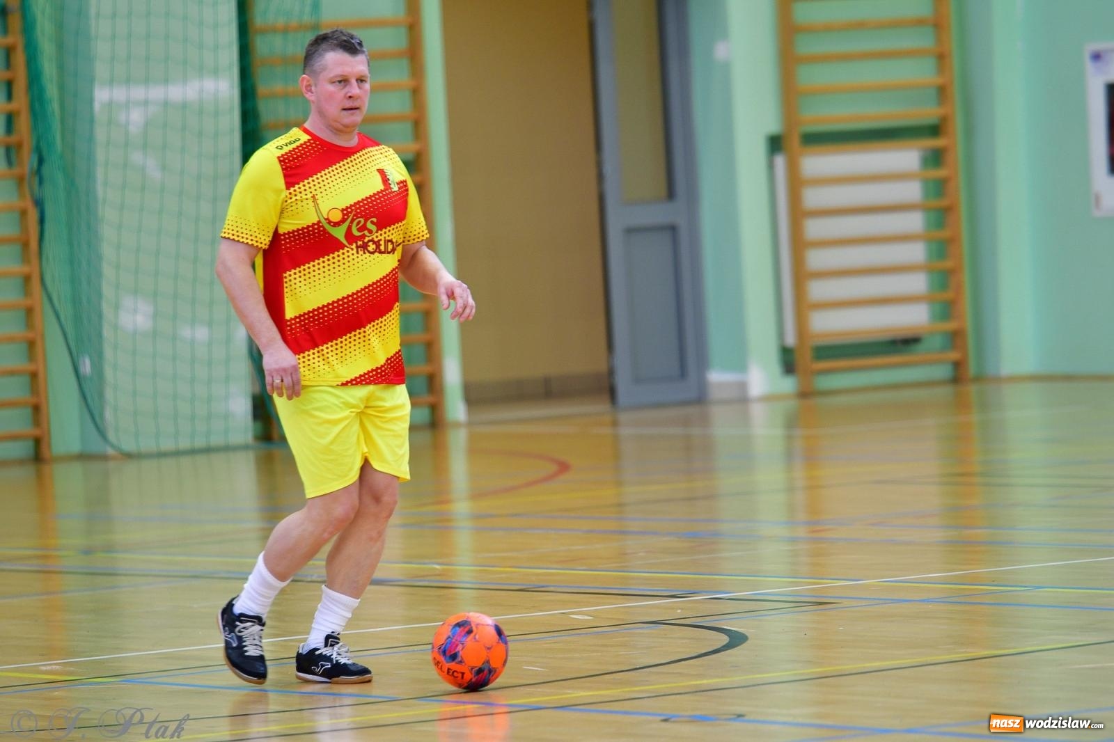 Zdjęcie w galerii na portalu naszwodzislaw.com: Rodzice młodych piłkarzy rywalizowali w hali OSiR Racibórz [FOTO] wiadomości z regionu
