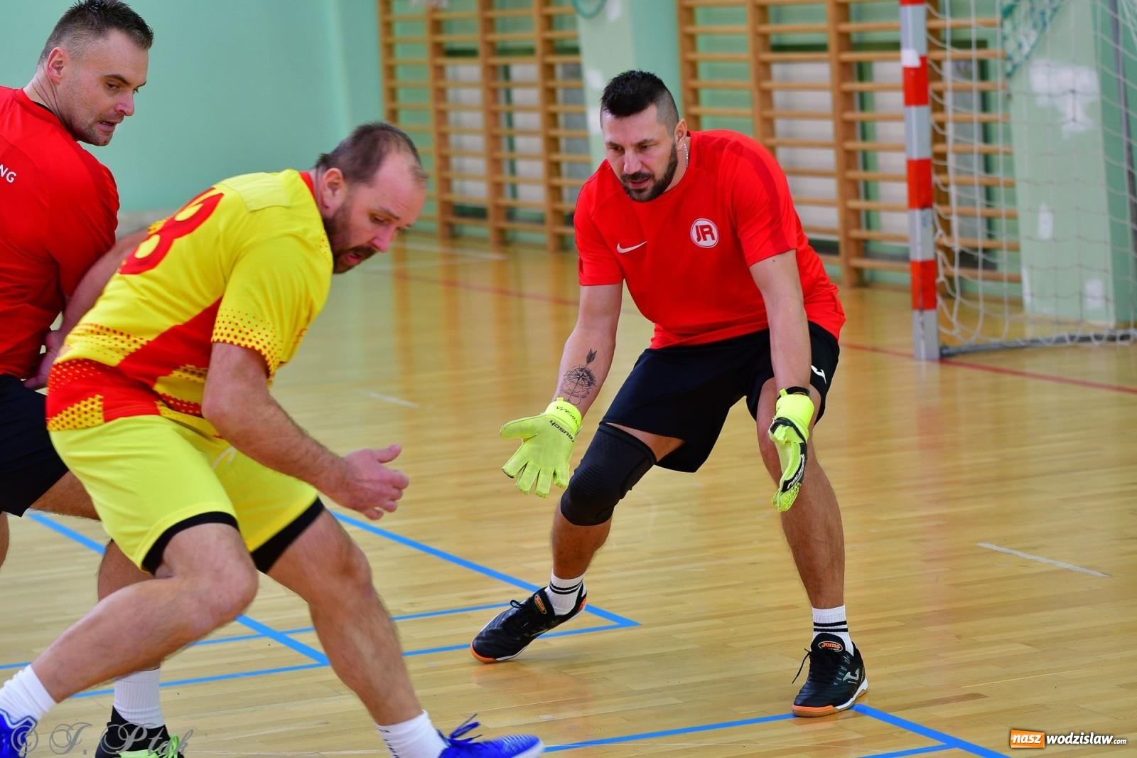 Zdjęcie w galerii na portalu naszwodzislaw.com: Rodzice młodych piłkarzy rywalizowali w hali OSiR Racibórz [FOTO] wiadomości z regionu