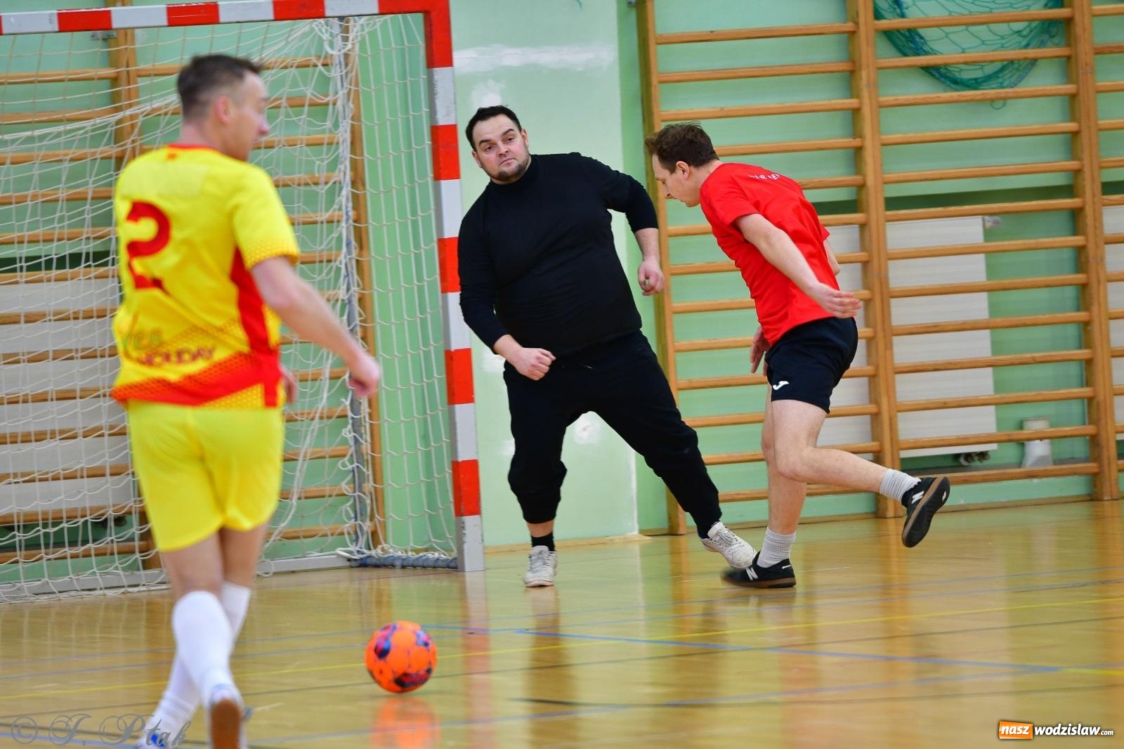 Zdjęcie w galerii na portalu naszwodzislaw.com: Rodzice młodych piłkarzy rywalizowali w hali OSiR Racibórz [FOTO] wiadomości z regionu