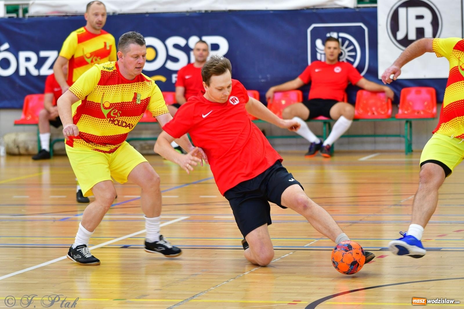 Zdjęcie w galerii na portalu naszwodzislaw.com: Rodzice młodych piłkarzy rywalizowali w hali OSiR Racibórz [FOTO] wiadomości z regionu