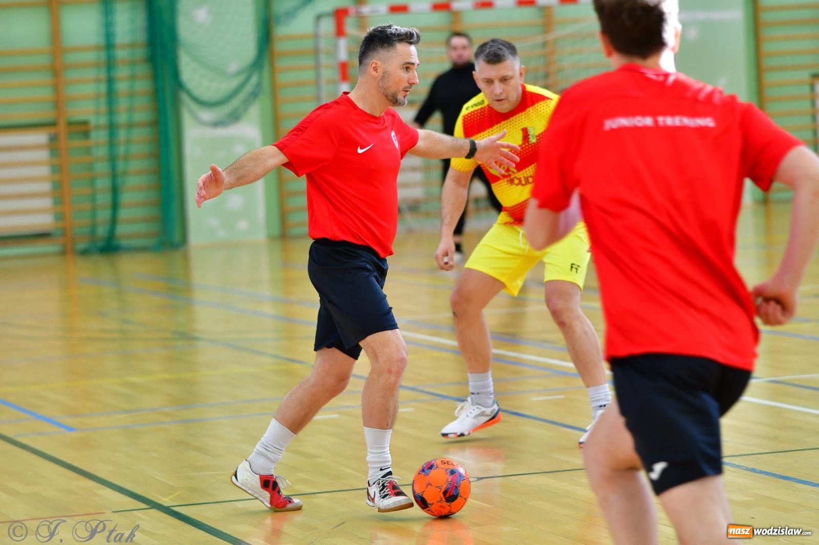 Zdjęcie w galerii na portalu naszwodzislaw.com: Rodzice młodych piłkarzy rywalizowali w hali OSiR Racibórz [FOTO] wiadomości z regionu