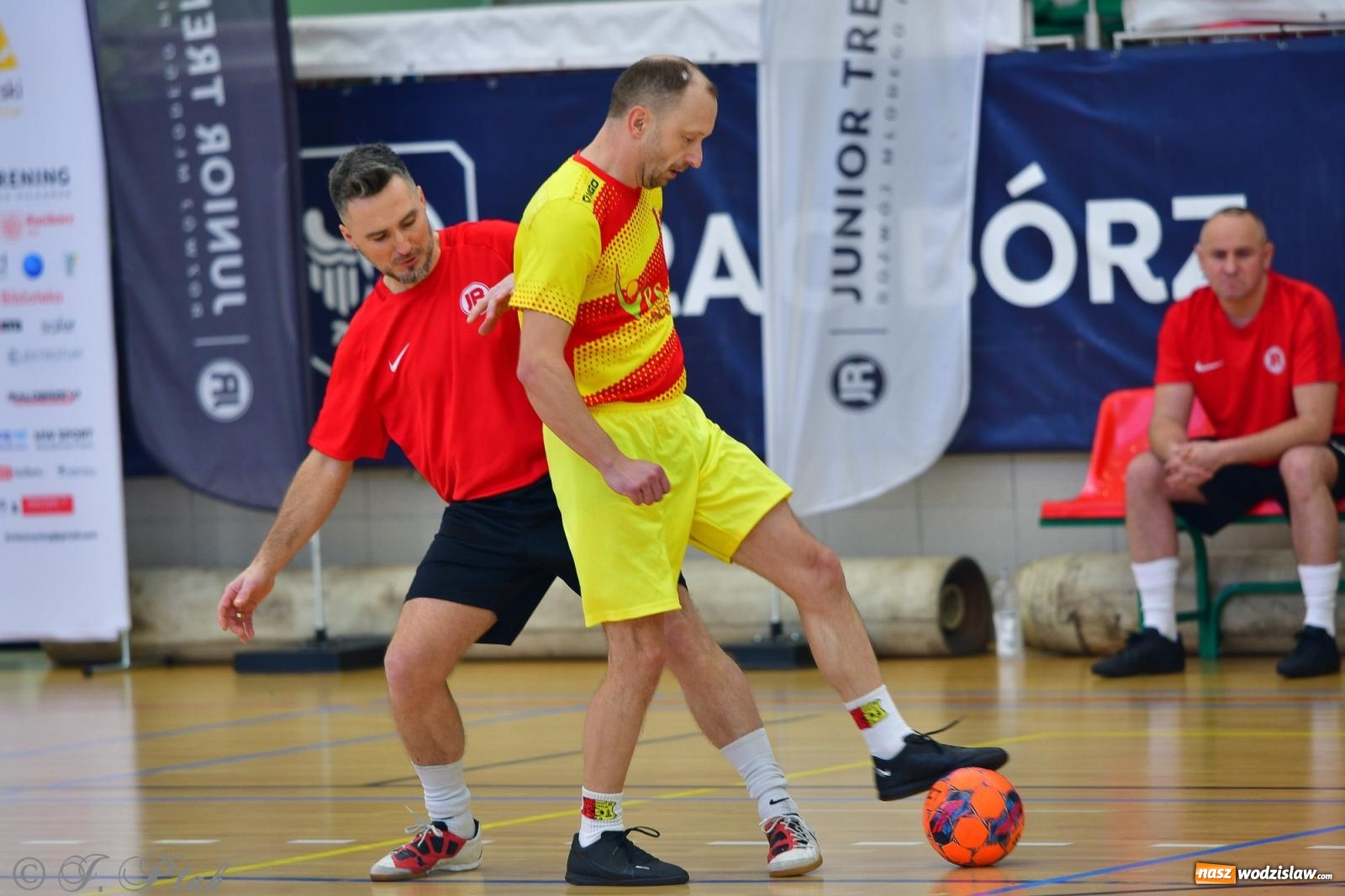 Zdjęcie w galerii na portalu naszwodzislaw.com: Rodzice młodych piłkarzy rywalizowali w hali OSiR Racibórz [FOTO] wiadomości z regionu