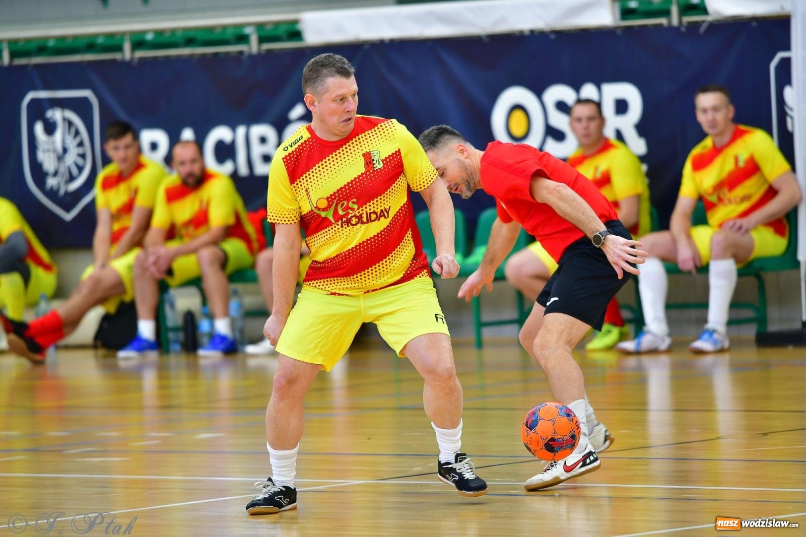 Zdjęcie w galerii na portalu naszwodzislaw.com: Rodzice młodych piłkarzy rywalizowali w hali OSiR Racibórz [FOTO] wiadomości z regionu