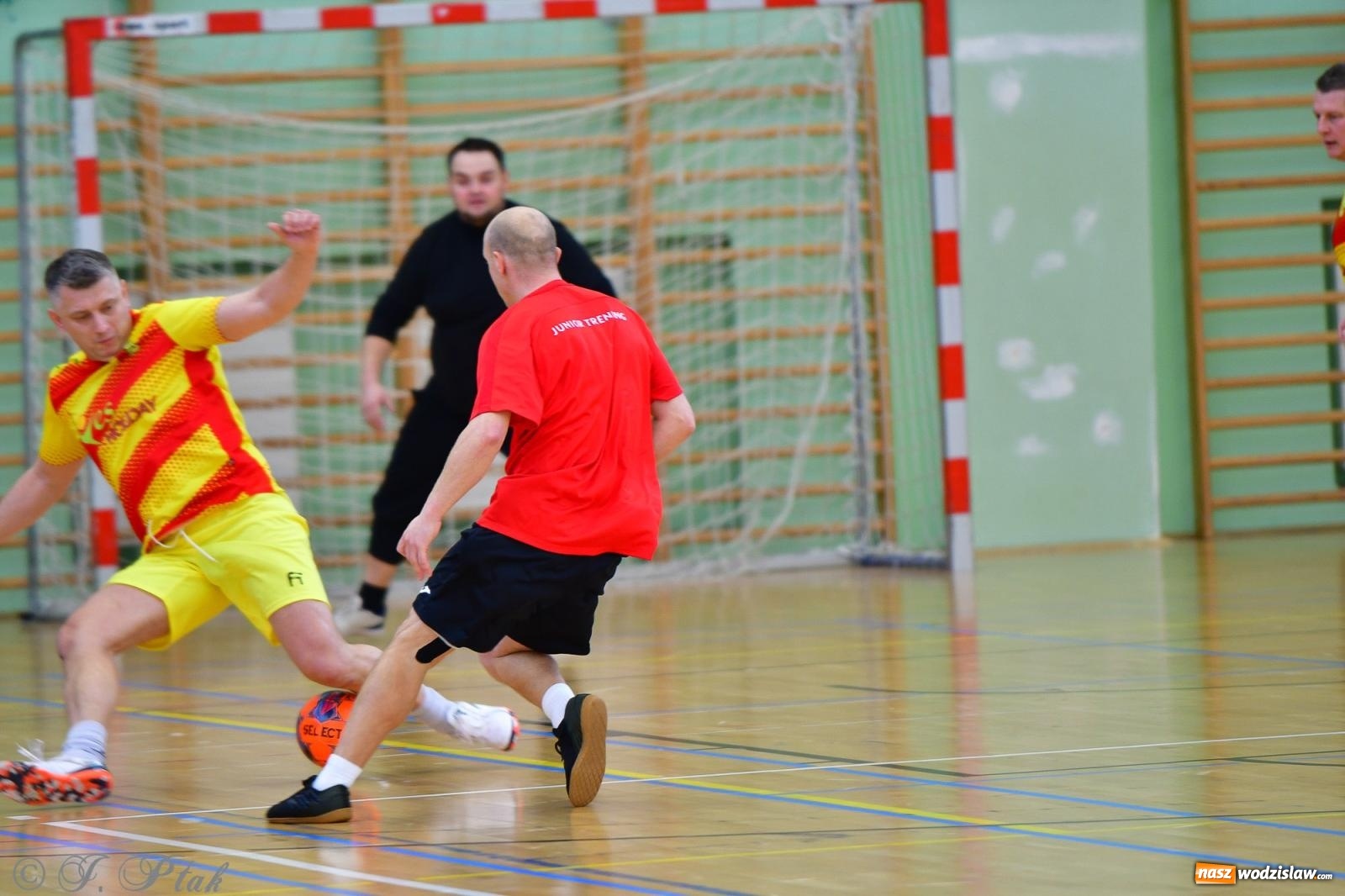 Zdjęcie w galerii na portalu naszwodzislaw.com: Rodzice młodych piłkarzy rywalizowali w hali OSiR Racibórz [FOTO] wiadomości z regionu