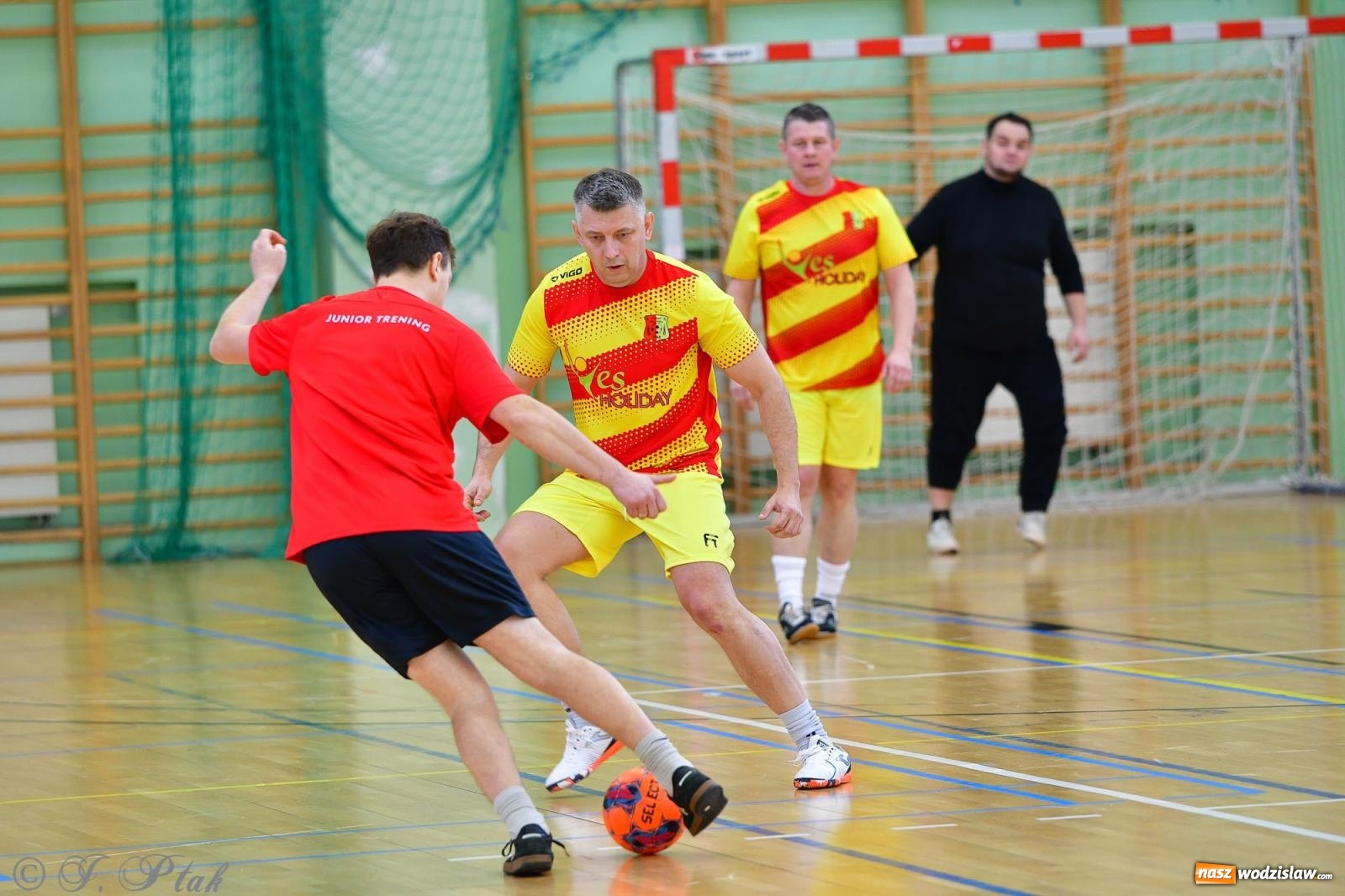 Zdjęcie w galerii na portalu naszwodzislaw.com: Rodzice młodych piłkarzy rywalizowali w hali OSiR Racibórz [FOTO] wiadomości z regionu