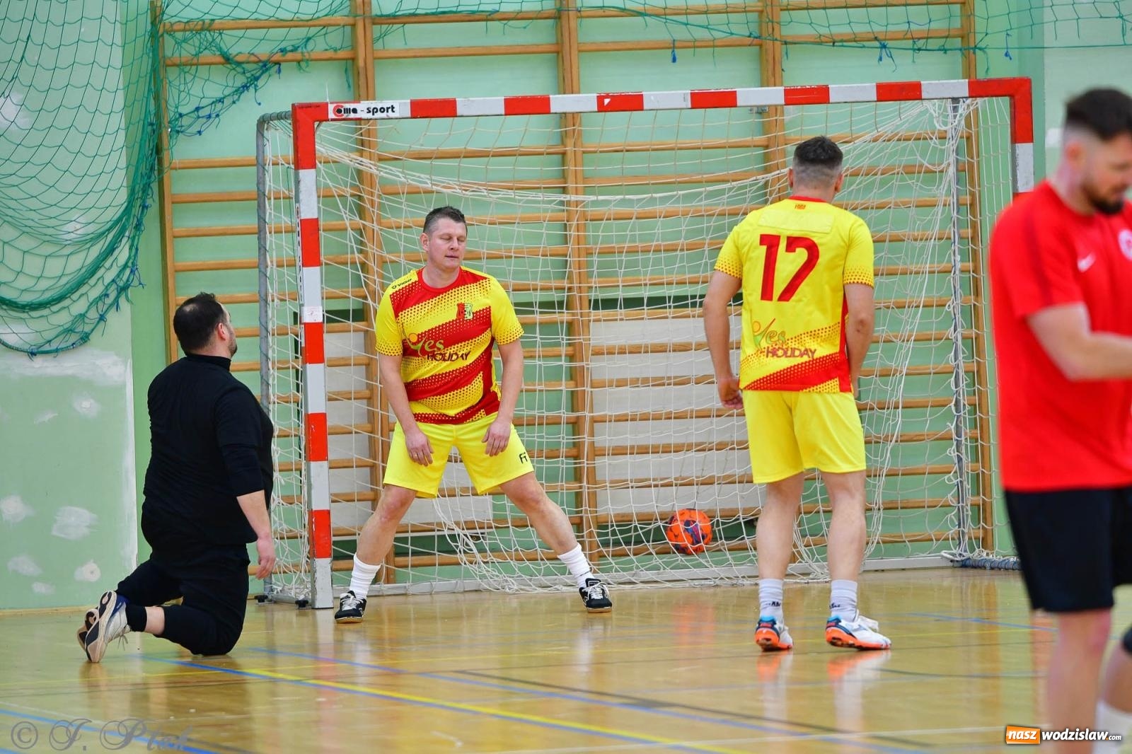 Zdjęcie w galerii na portalu naszwodzislaw.com: Rodzice młodych piłkarzy rywalizowali w hali OSiR Racibórz [FOTO] wiadomości z regionu