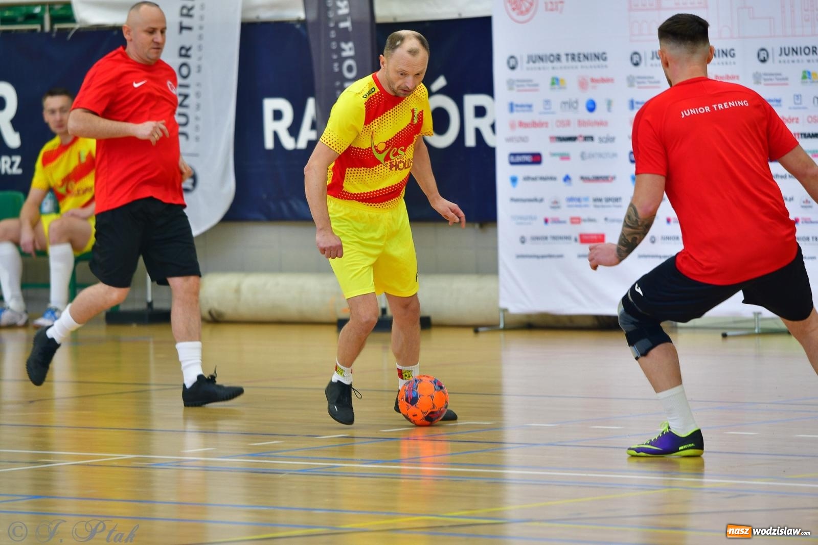 Zdjęcie w galerii na portalu naszwodzislaw.com: Rodzice młodych piłkarzy rywalizowali w hali OSiR Racibórz [FOTO] wiadomości z regionu