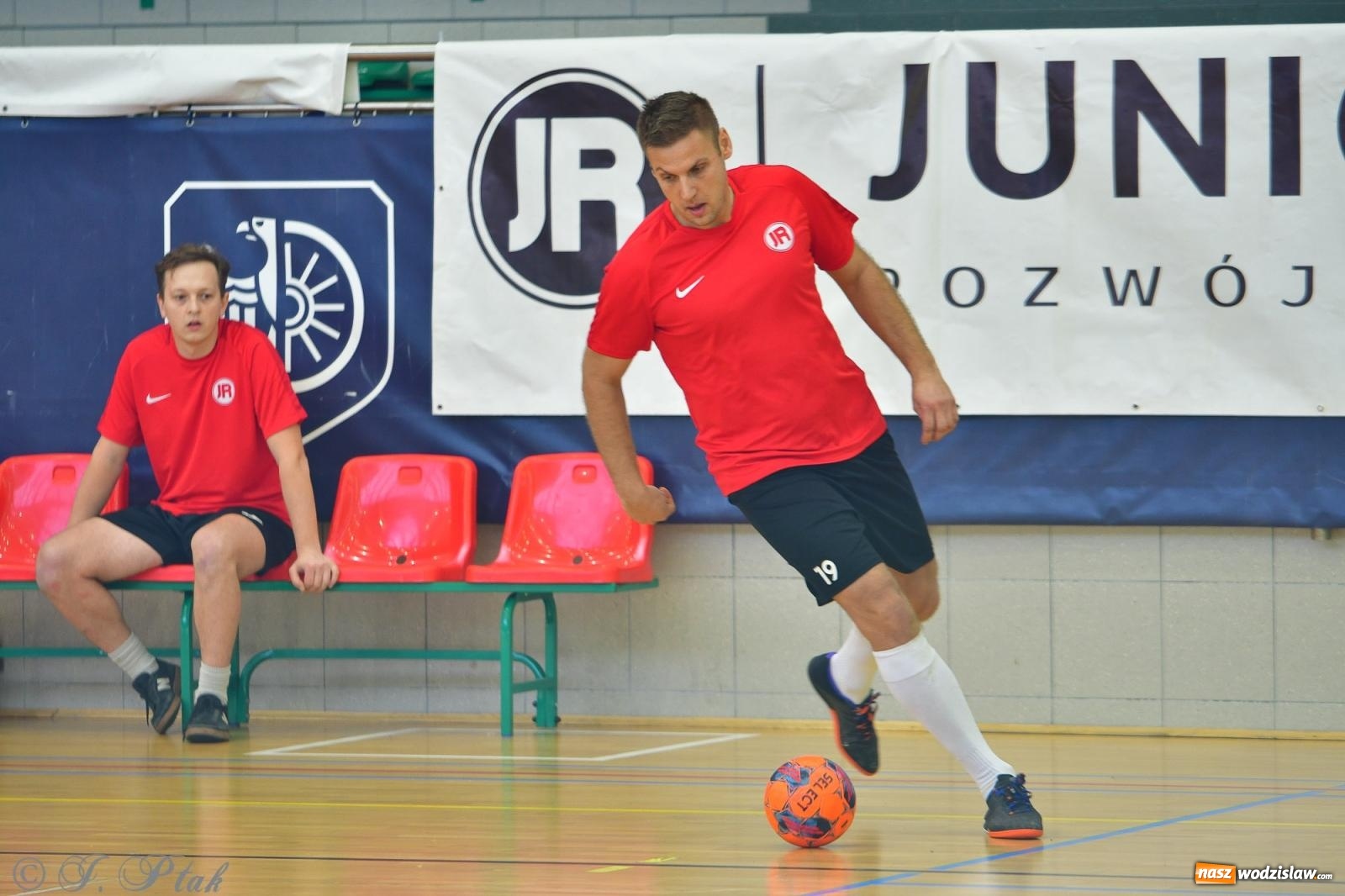 Zdjęcie w galerii na portalu naszwodzislaw.com: Rodzice młodych piłkarzy rywalizowali w hali OSiR Racibórz [FOTO] wiadomości z regionu