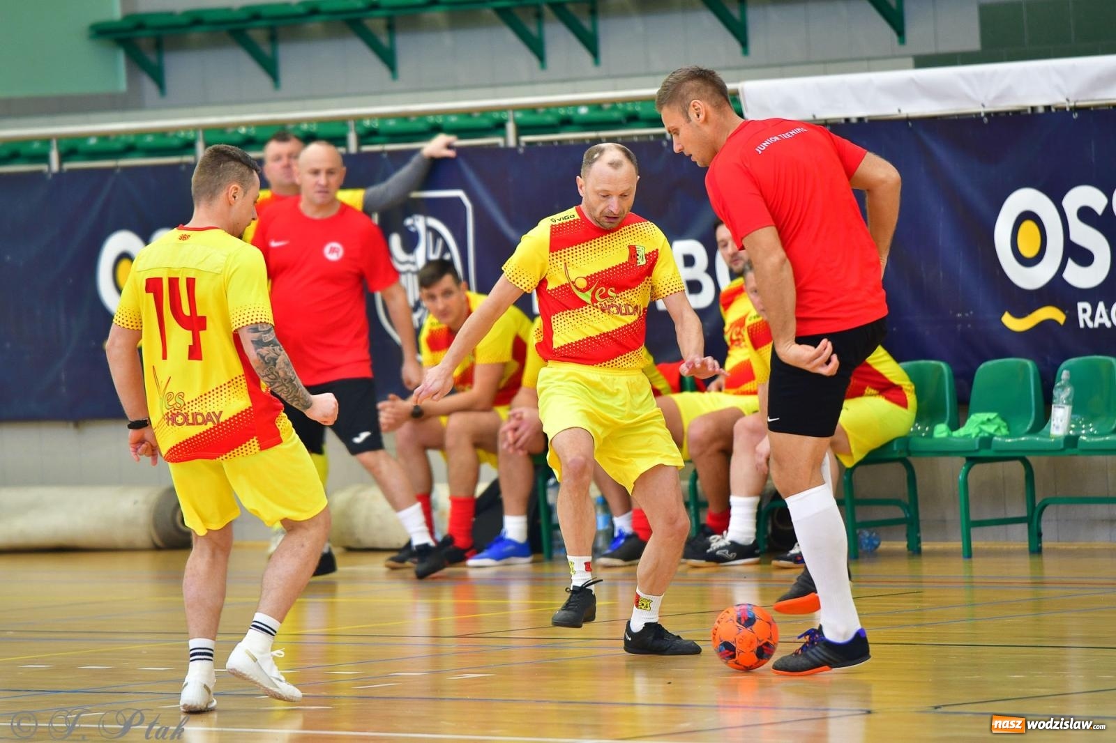 Zdjęcie w galerii na portalu naszwodzislaw.com: Rodzice młodych piłkarzy rywalizowali w hali OSiR Racibórz [FOTO] wiadomości z regionu