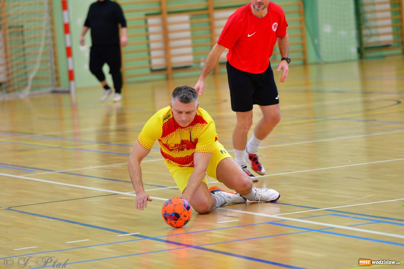 Zdjęcie w galerii na portalu naszwodzislaw.com: Rodzice młodych piłkarzy rywalizowali w hali OSiR Racibórz [FOTO] wiadomości z regionu