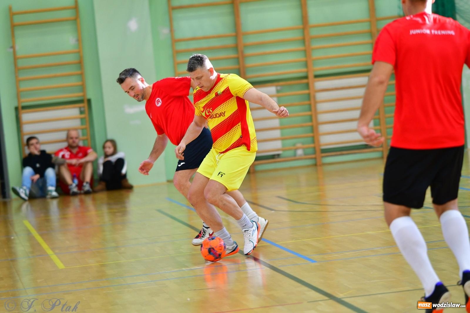 Zdjęcie w galerii na portalu naszwodzislaw.com: Rodzice młodych piłkarzy rywalizowali w hali OSiR Racibórz [FOTO] wiadomości z regionu