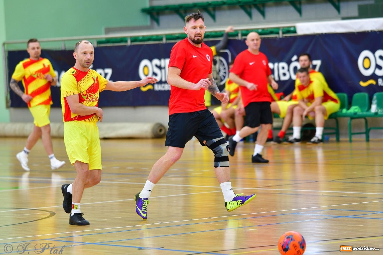 Zdjęcie w galerii na portalu naszwodzislaw.com: Rodzice młodych piłkarzy rywalizowali w hali OSiR Racibórz [FOTO] wiadomości z regionu