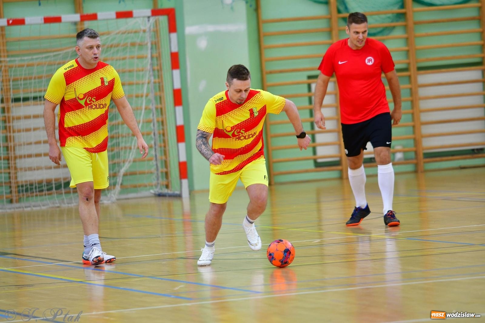 Zdjęcie w galerii na portalu naszwodzislaw.com: Rodzice młodych piłkarzy rywalizowali w hali OSiR Racibórz [FOTO] wiadomości z regionu