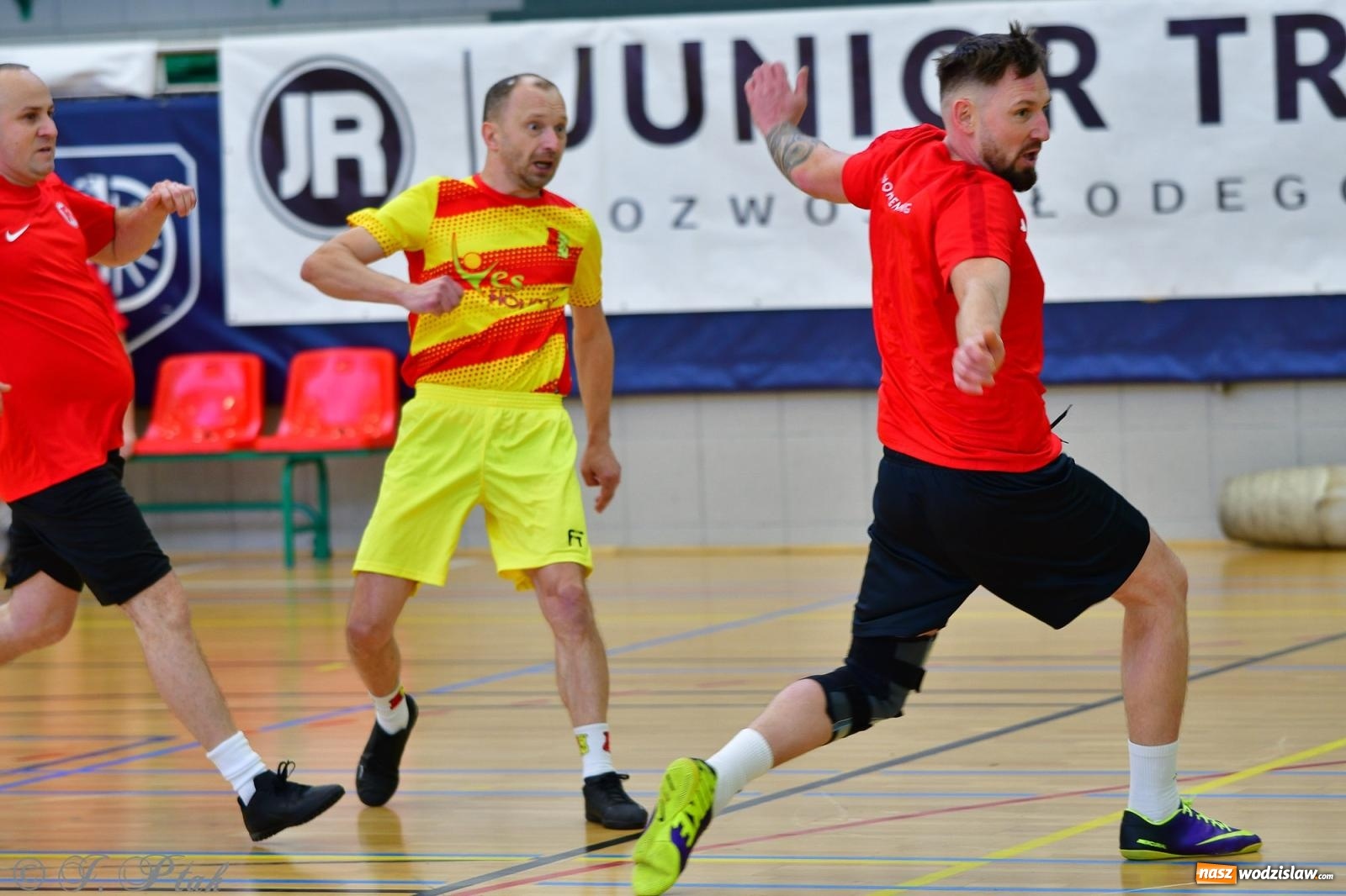 Zdjęcie w galerii na portalu naszwodzislaw.com: Rodzice młodych piłkarzy rywalizowali w hali OSiR Racibórz [FOTO] wiadomości z regionu