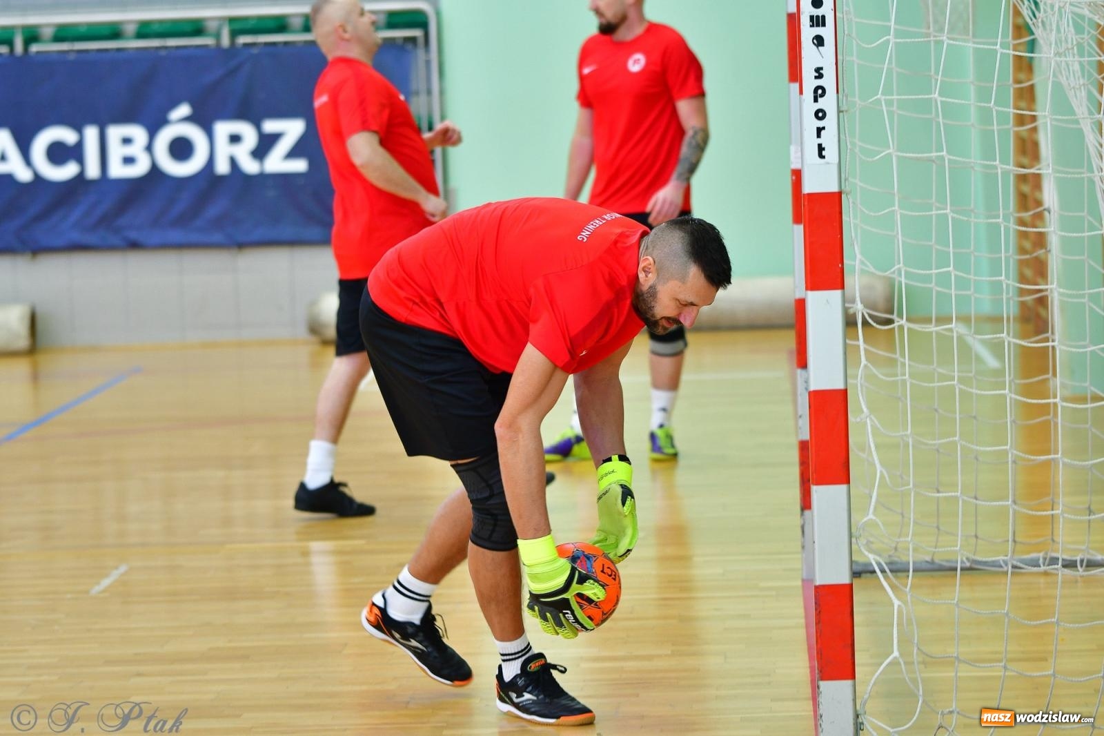 Zdjęcie w galerii na portalu naszwodzislaw.com: Rodzice młodych piłkarzy rywalizowali w hali OSiR Racibórz [FOTO] wiadomości z regionu