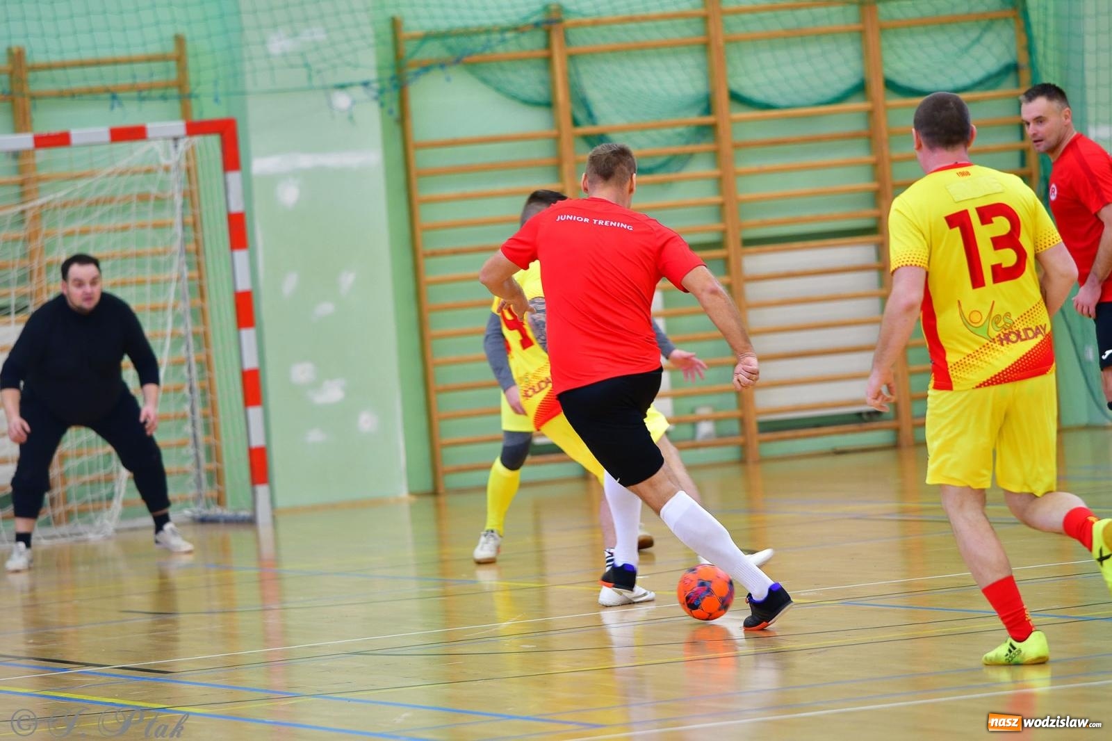 Zdjęcie w galerii na portalu naszwodzislaw.com: Rodzice młodych piłkarzy rywalizowali w hali OSiR Racibórz [FOTO] wiadomości z regionu