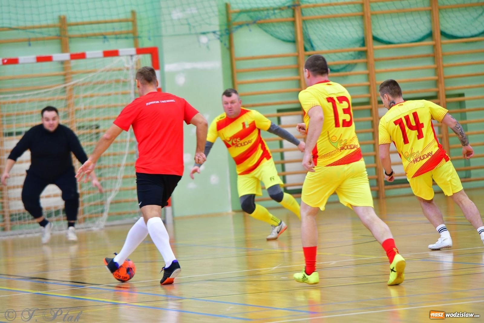 Zdjęcie w galerii na portalu naszwodzislaw.com: Rodzice młodych piłkarzy rywalizowali w hali OSiR Racibórz [FOTO] wiadomości z regionu