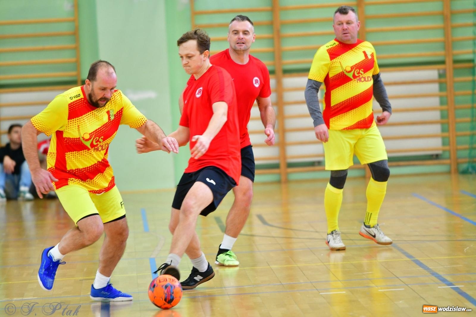 Zdjęcie w galerii na portalu naszwodzislaw.com: Rodzice młodych piłkarzy rywalizowali w hali OSiR Racibórz [FOTO] wiadomości z regionu