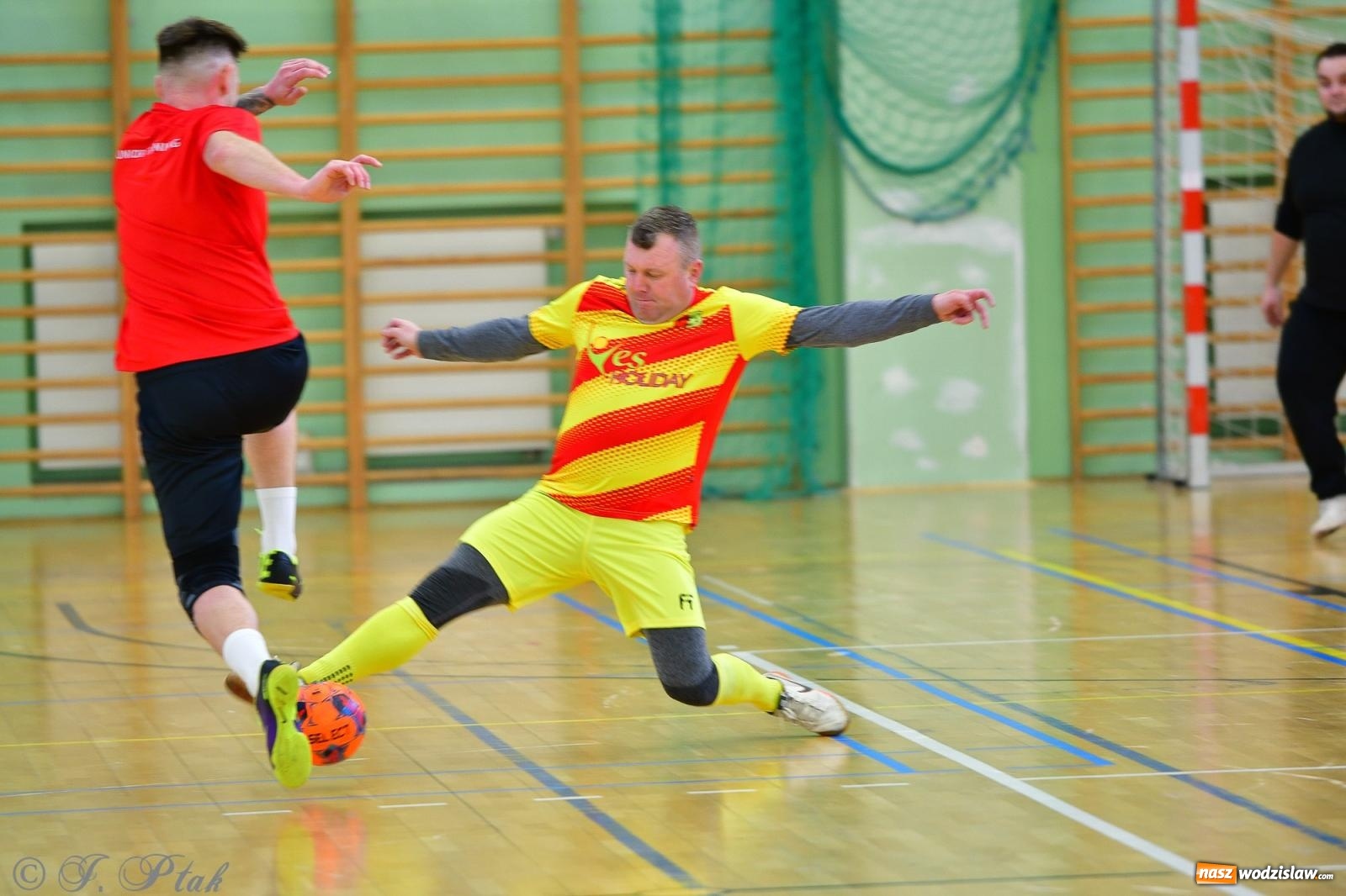 Zdjęcie w galerii na portalu naszwodzislaw.com: Rodzice młodych piłkarzy rywalizowali w hali OSiR Racibórz [FOTO] wiadomości z regionu