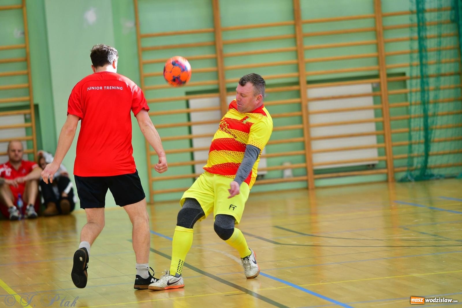 Zdjęcie w galerii na portalu naszwodzislaw.com: Rodzice młodych piłkarzy rywalizowali w hali OSiR Racibórz [FOTO] wiadomości z regionu