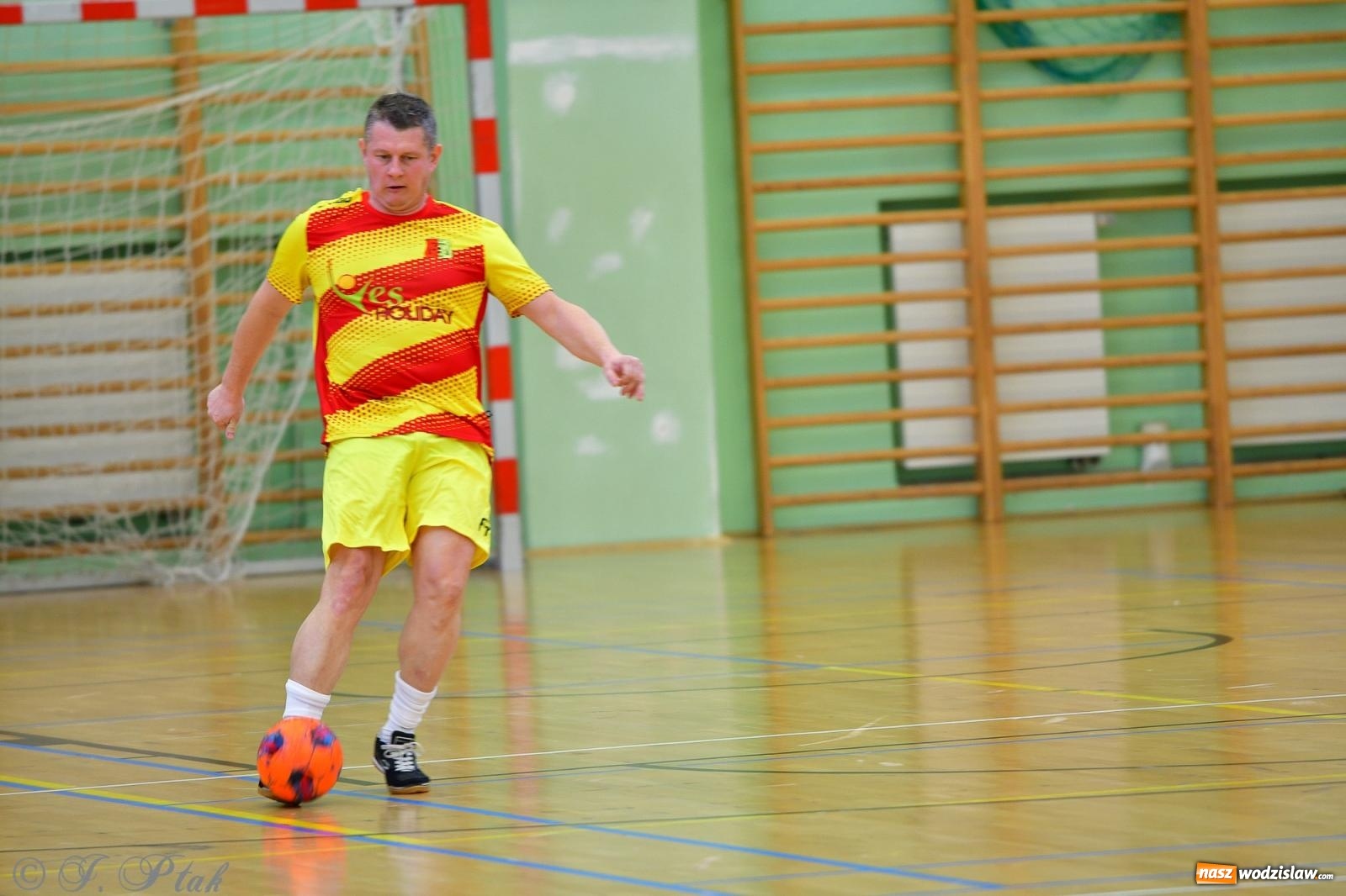 Zdjęcie w galerii na portalu naszwodzislaw.com: Rodzice młodych piłkarzy rywalizowali w hali OSiR Racibórz [FOTO] wiadomości z regionu