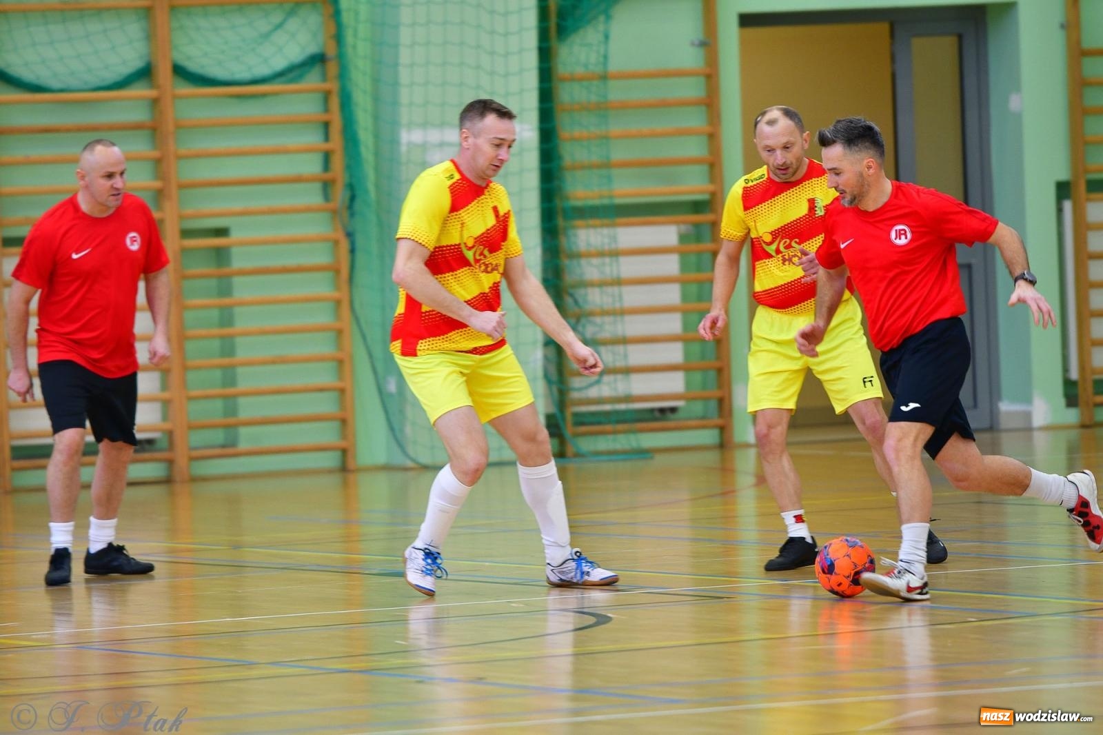 Zdjęcie w galerii na portalu naszwodzislaw.com: Rodzice młodych piłkarzy rywalizowali w hali OSiR Racibórz [FOTO] wiadomości z regionu